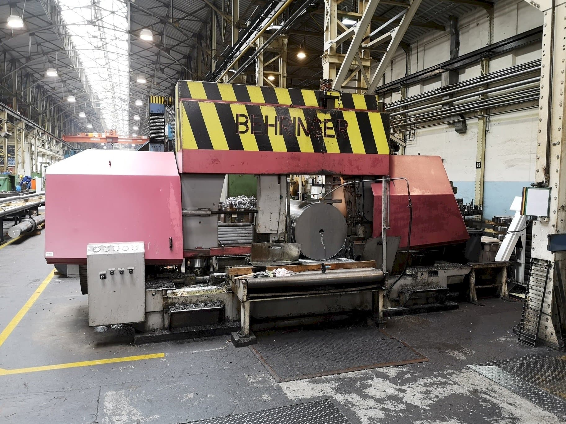 Frontansicht der Behringer HBP1080/1700 A/CNC  Maschine