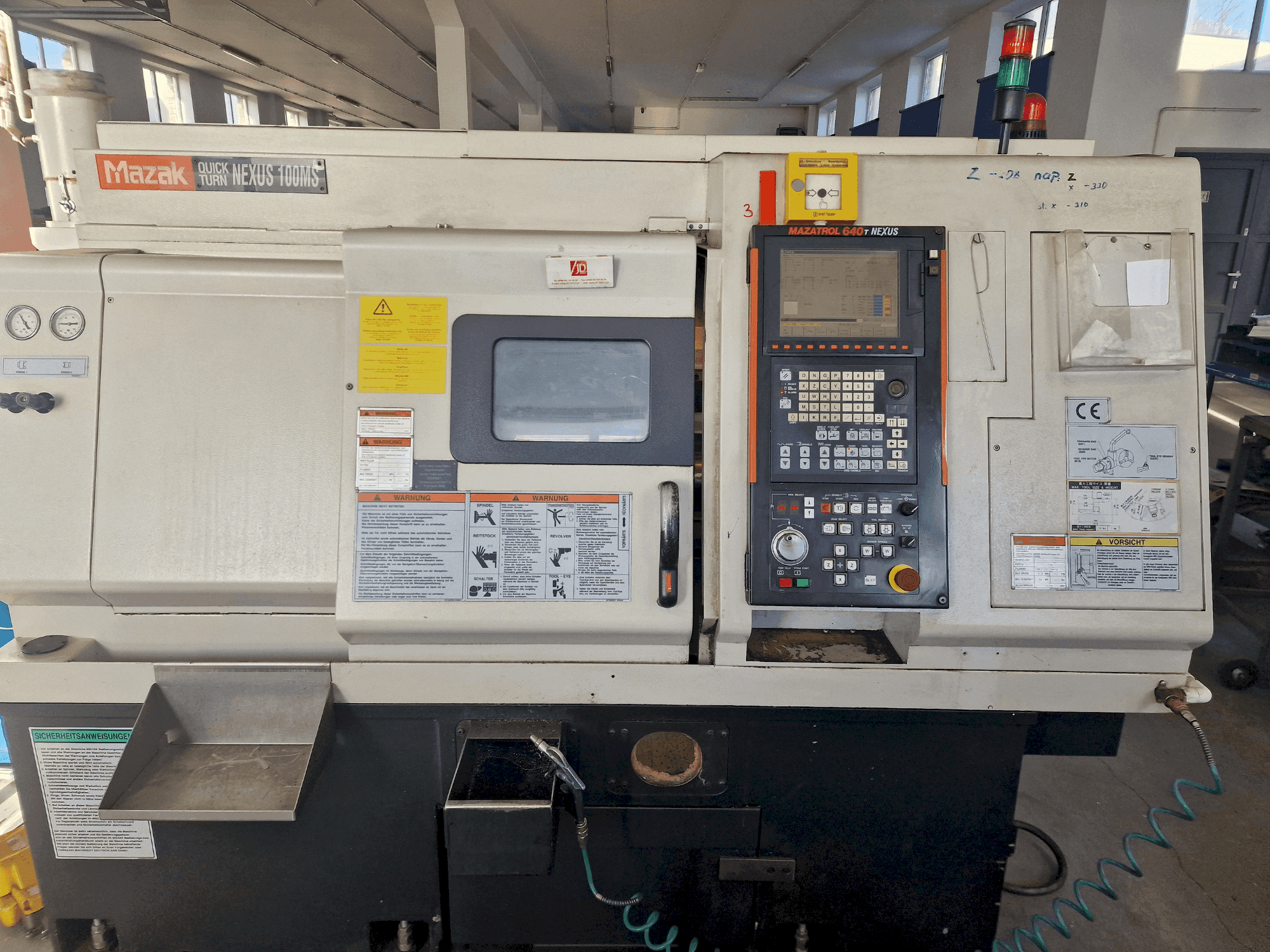Frontansicht der Mazak QTN-100 MS  Maschine