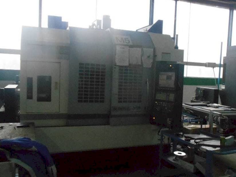 Frontansicht der Okuma GENOS M560R-V  Maschine