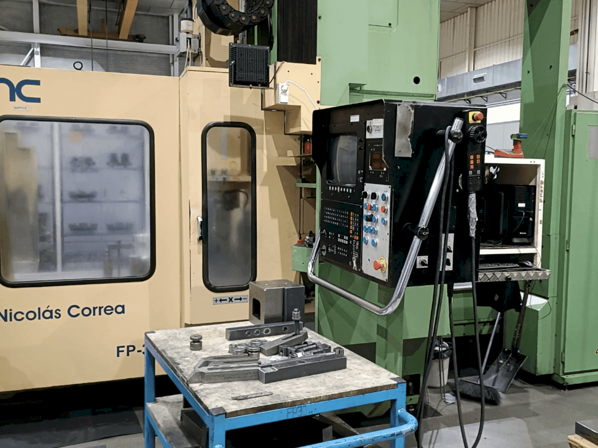 Frontansicht der Correa FP30  Maschine