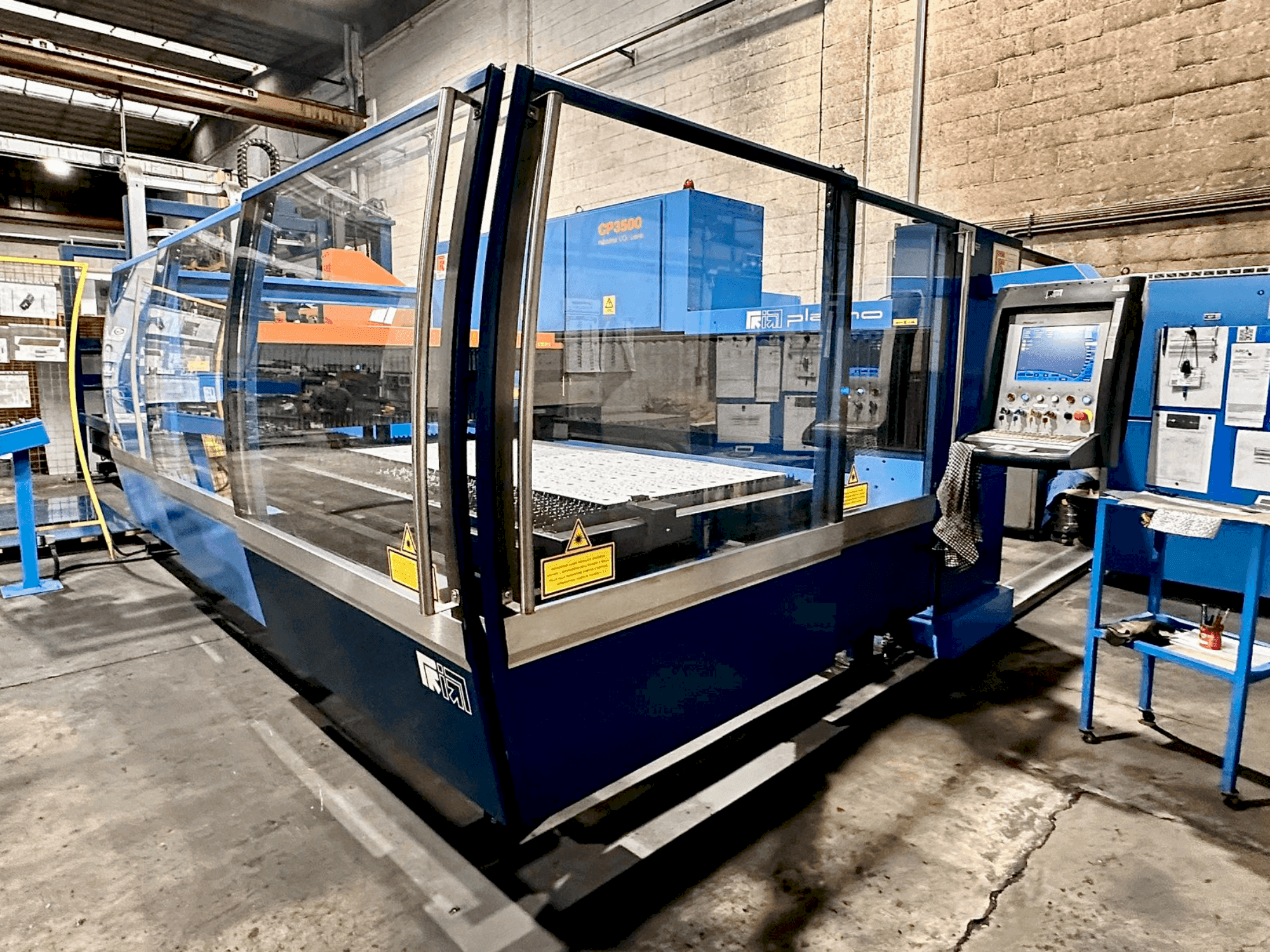 Frontansicht der Prima Industrie Platino 1530  Maschine