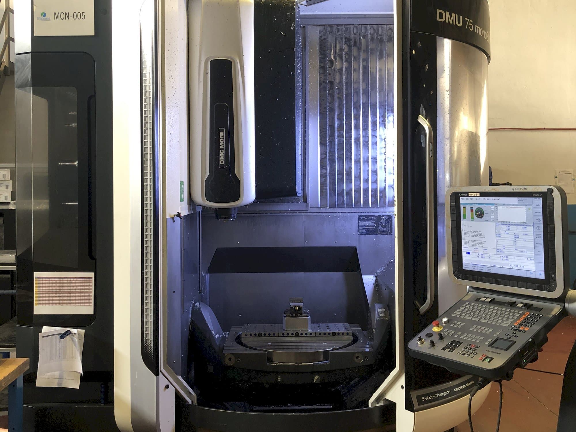 Frontansicht der DMG MORI DMU 75 Monoblock  Maschine