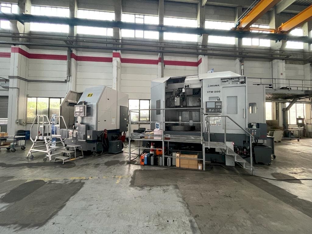 Frontansicht der Okuma VTM-200 1ST  Maschine