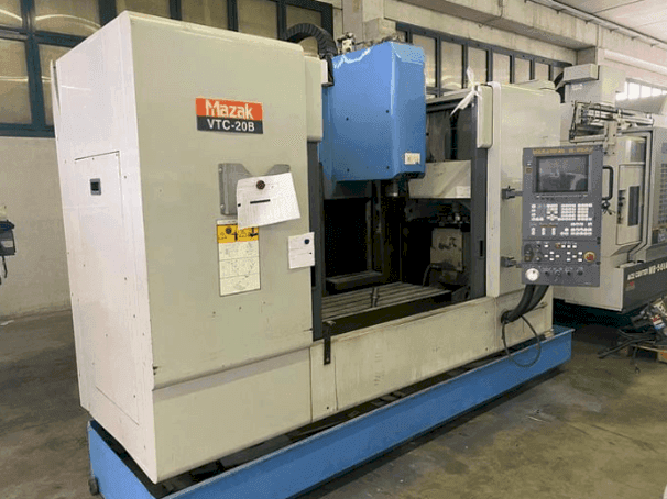 Frontansicht der Mazak VTC-20B  Maschine