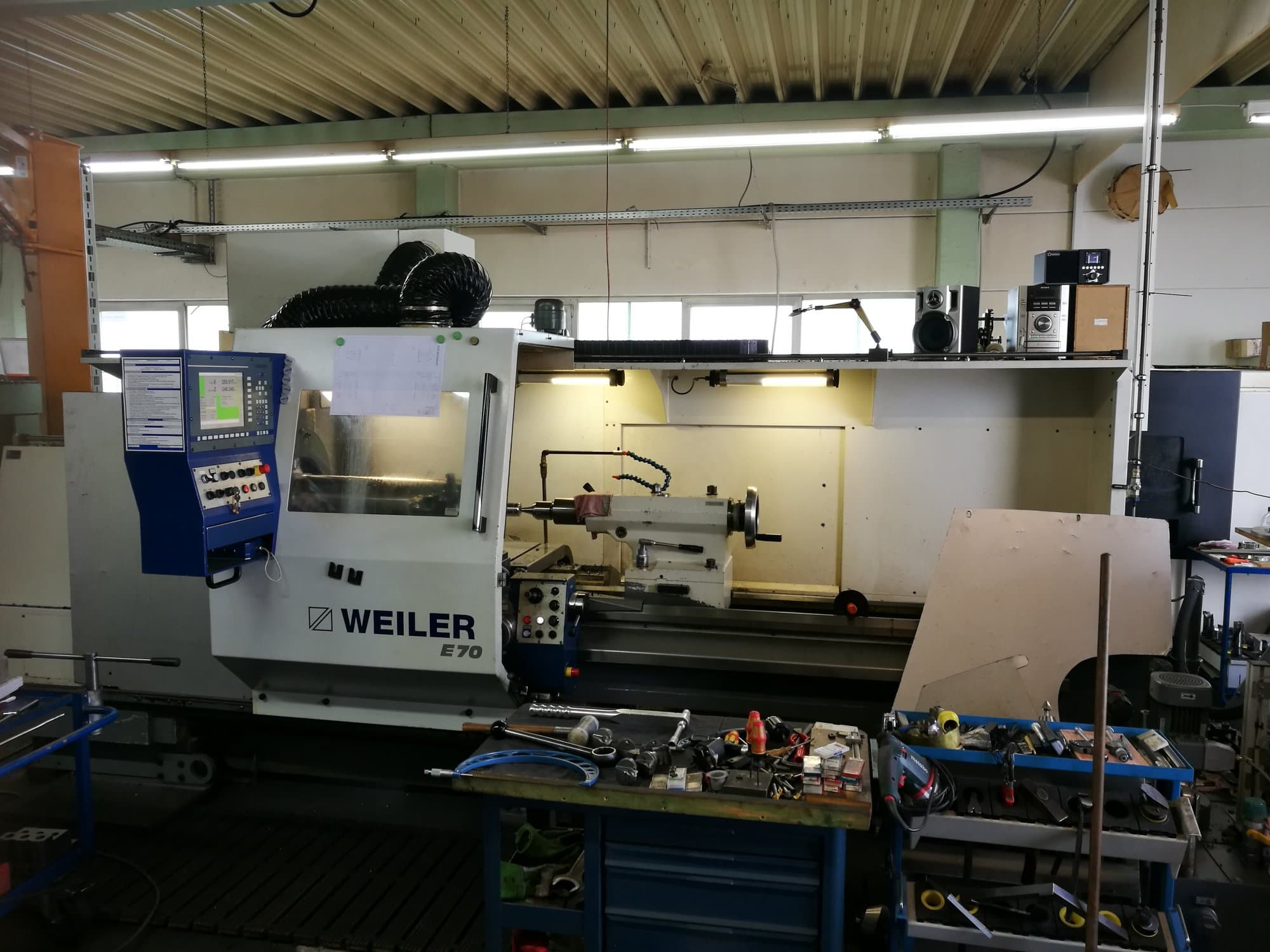 Frontansicht der Weiler E70/3000 Maschine