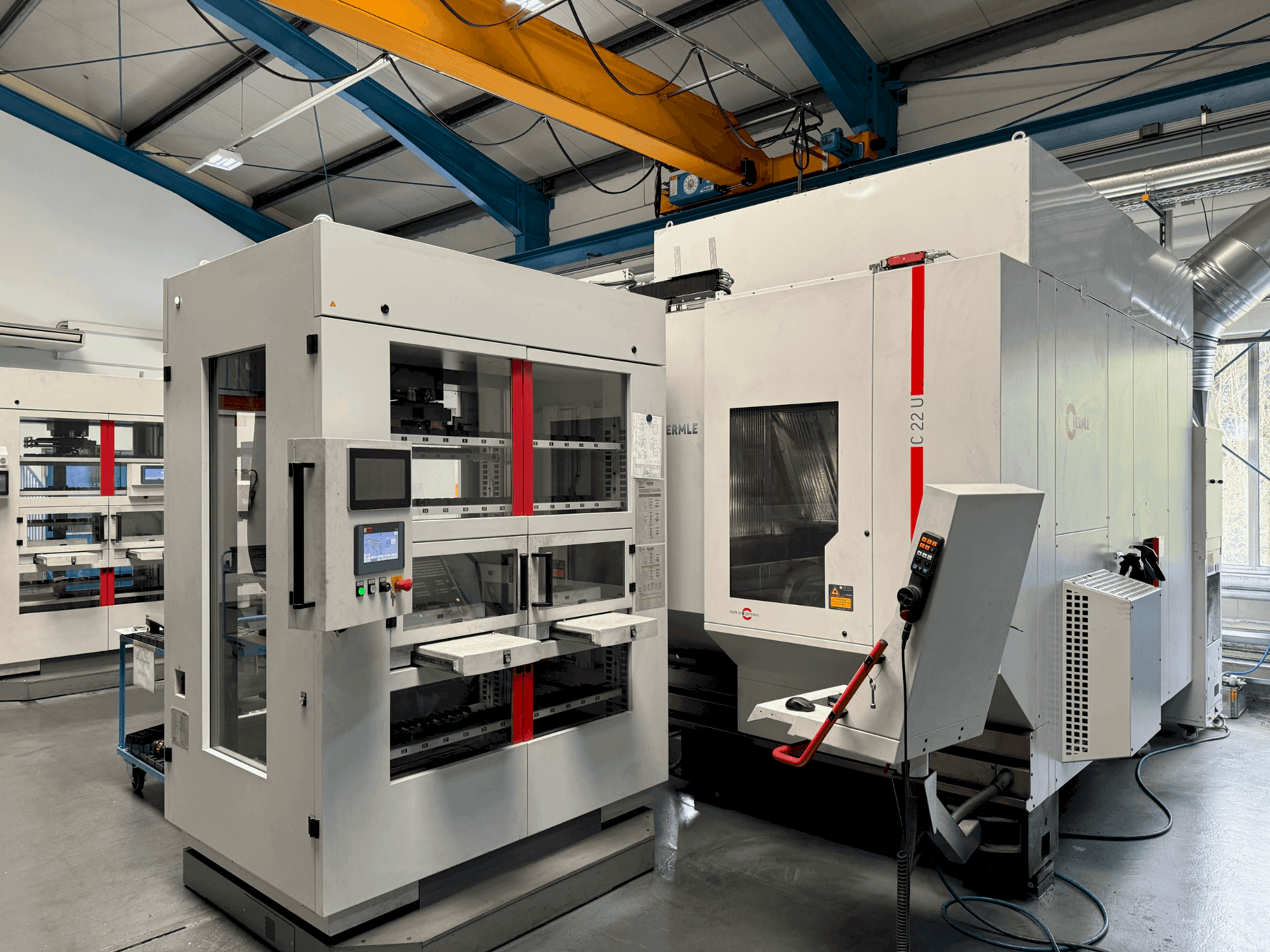 Frontansicht der HERMLE C22 with handling system IH30  (2017)  Maschine