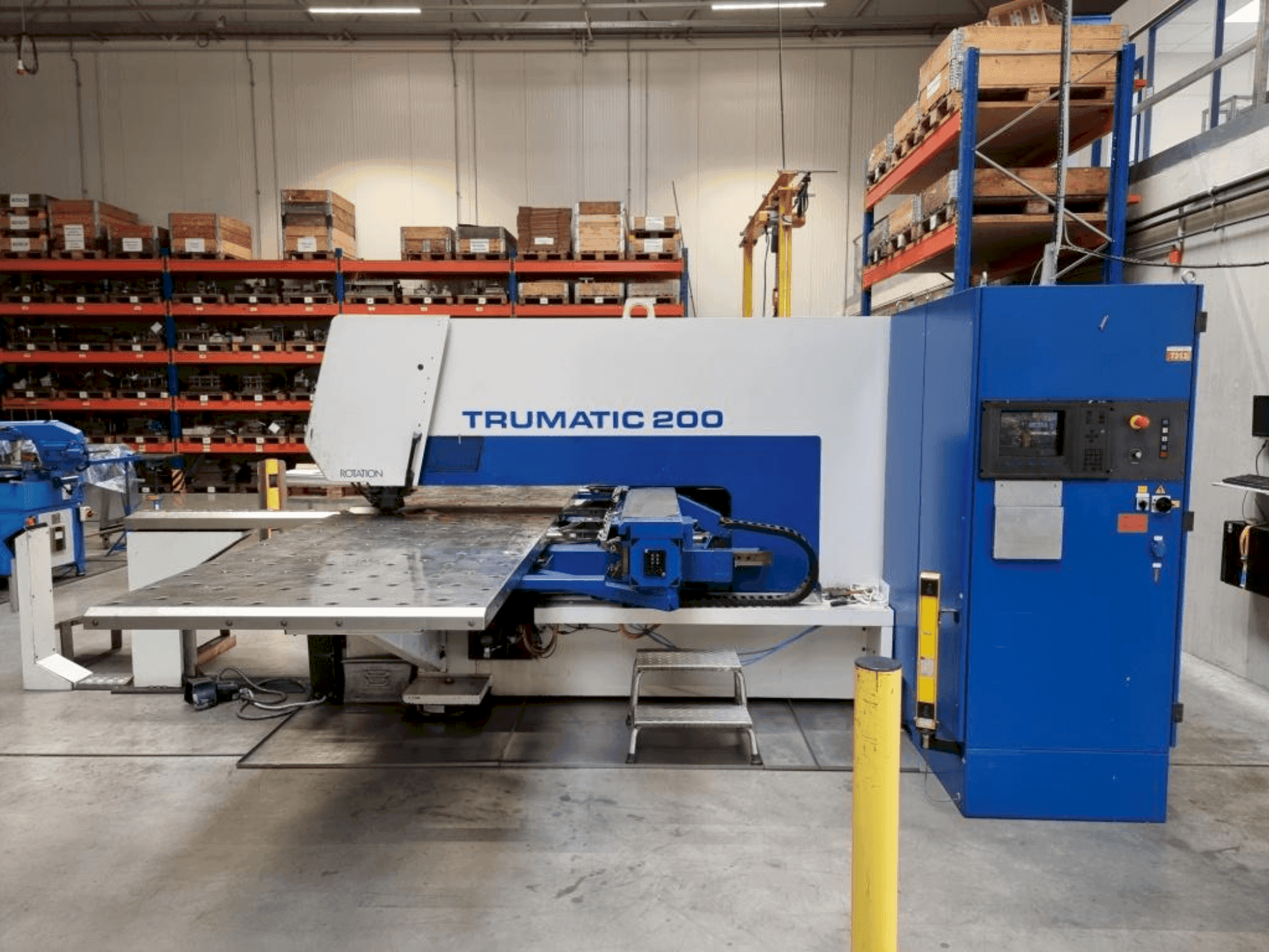 Frontansicht der TRUMPF Trumatic 200  Maschine