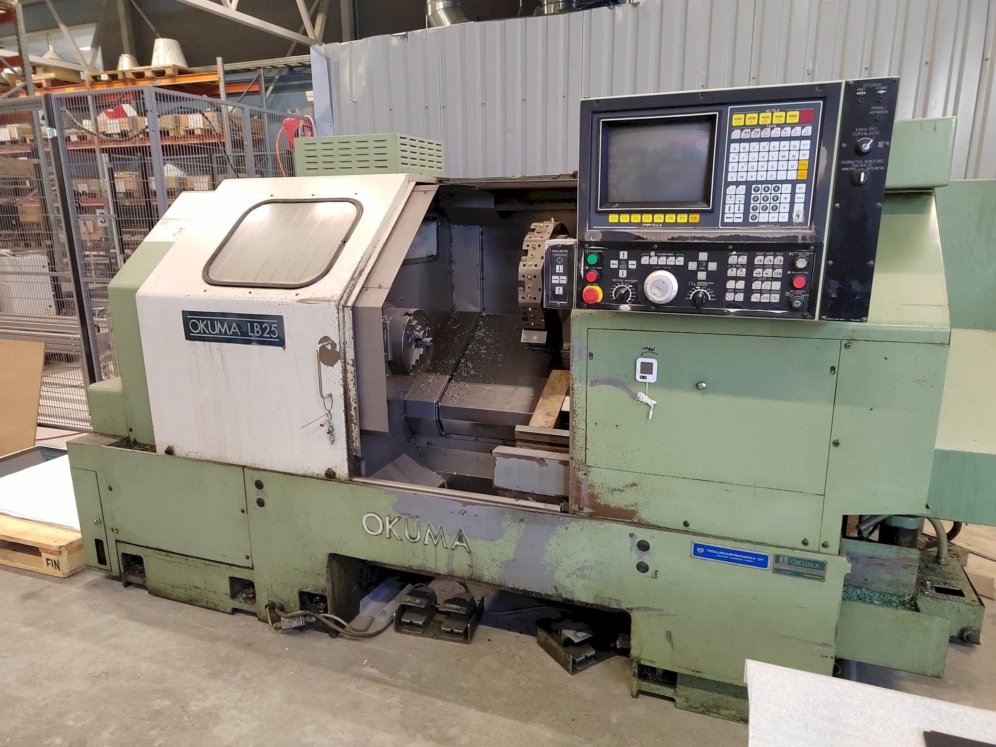 Frontansicht der Okuma LB25  Maschine