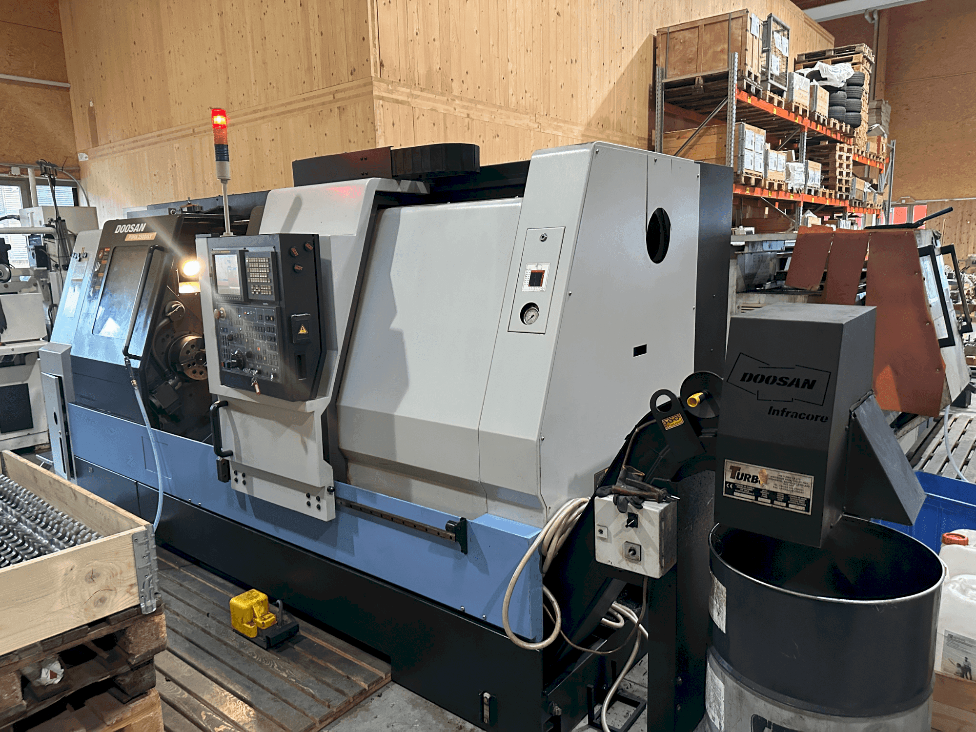 Frontansicht der DOOSAN Puma 2500XLY  Maschine