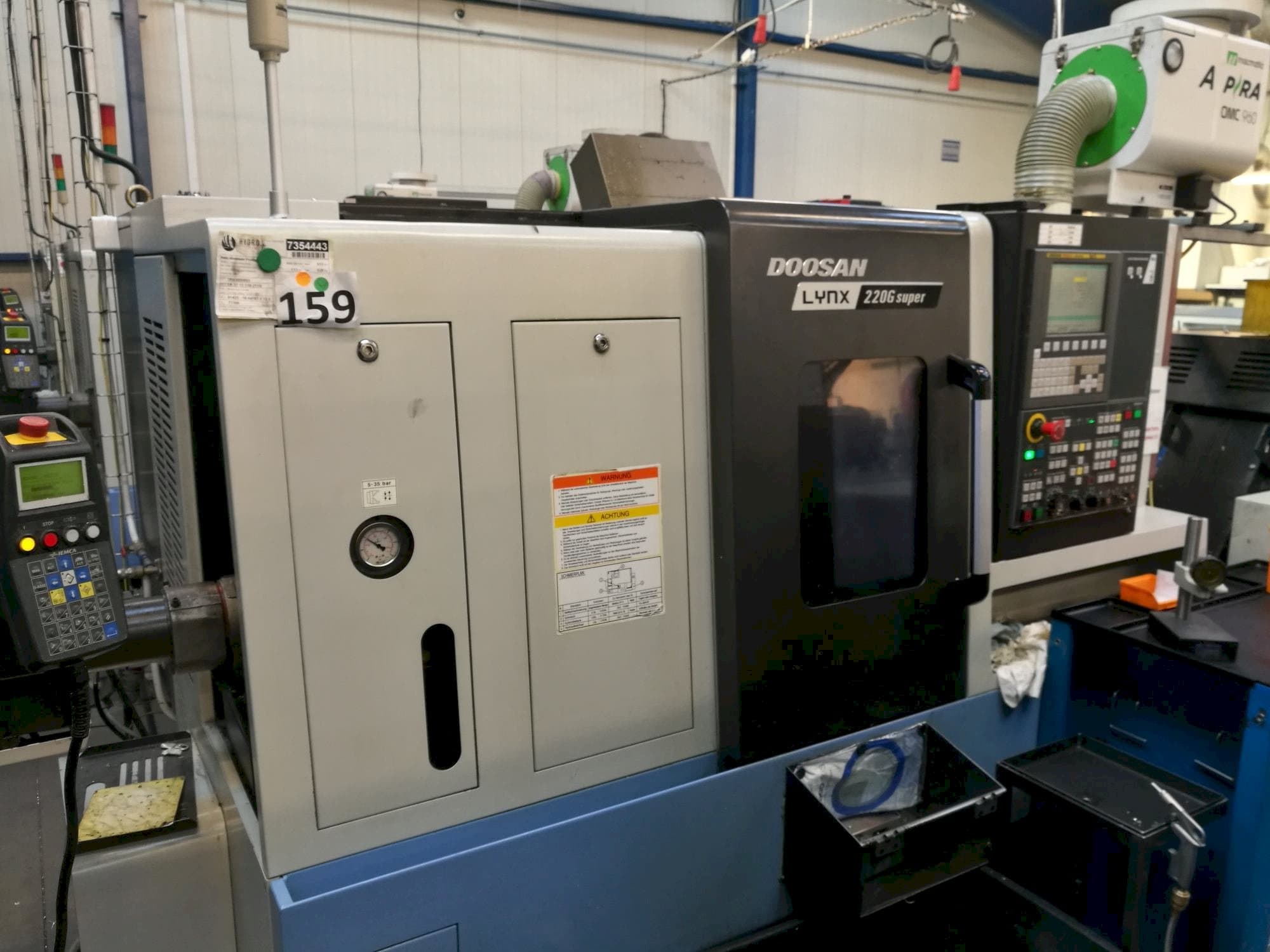 Linke Ansicht der Doosan Lynx 220GA  Maschine