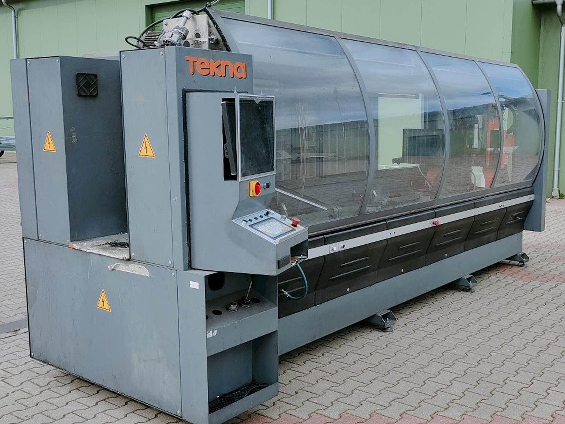 Frontansicht der Tekna TK427-3  Maschine