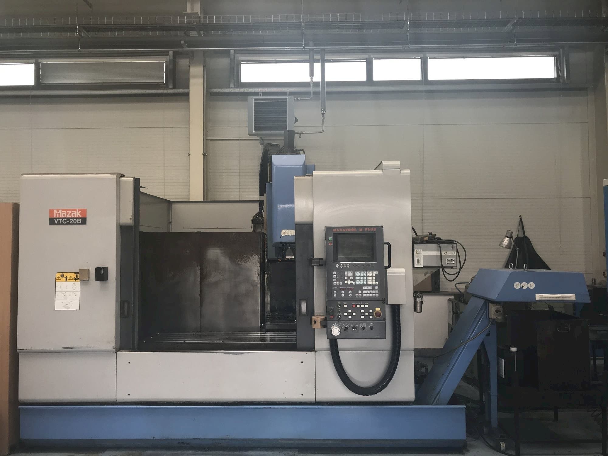 Frontansicht der Mazak VTC-20B  Maschine