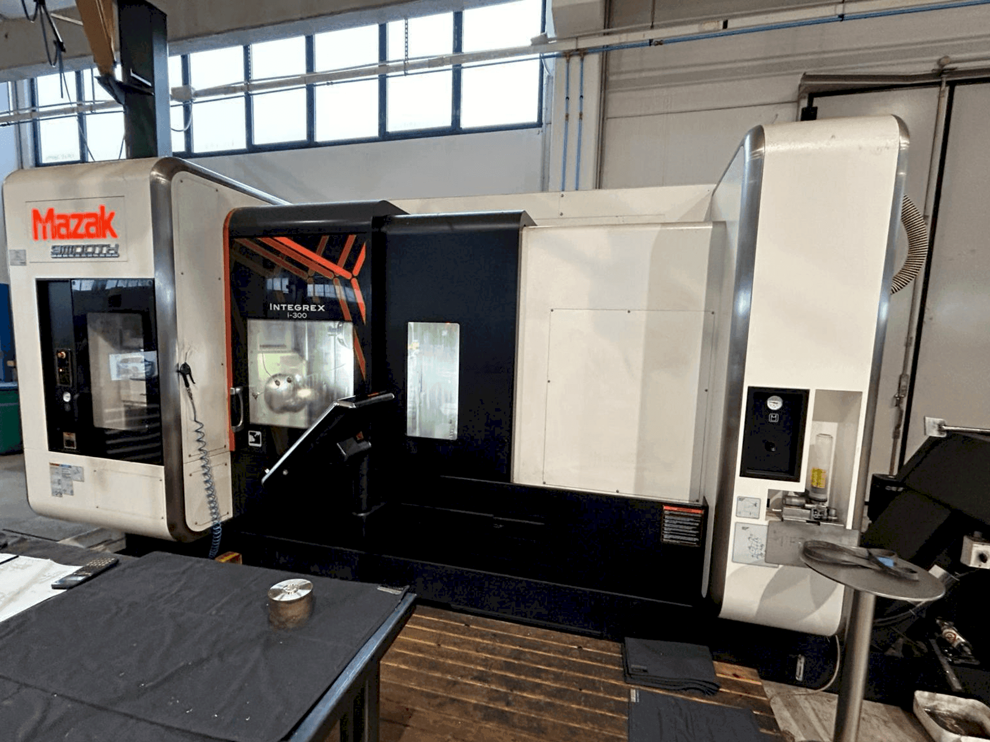 Frontansicht der Mazak INTEGREX i-300  Maschine