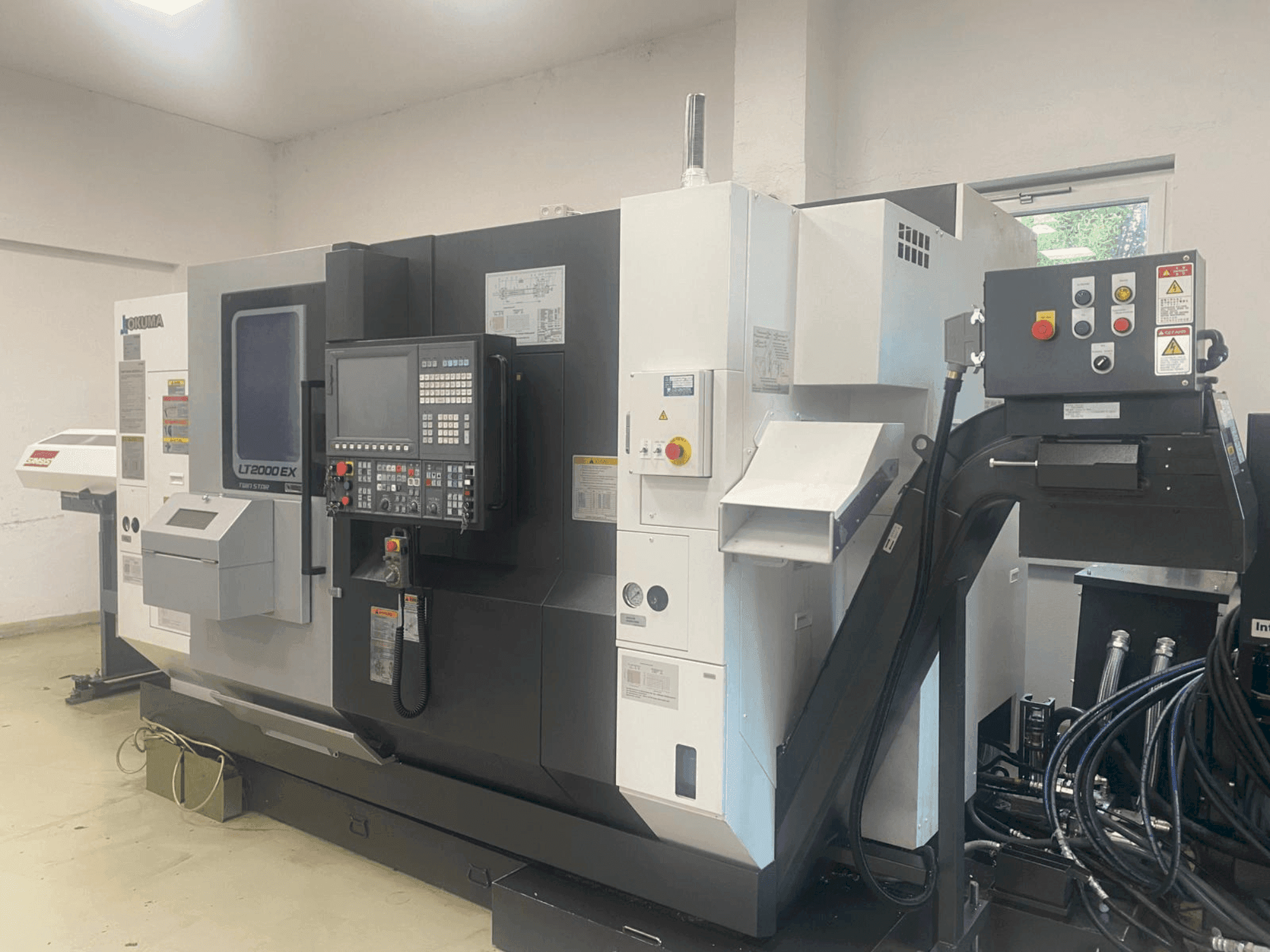 Frontansicht der Okuma LT2000-2T1MY  Maschine