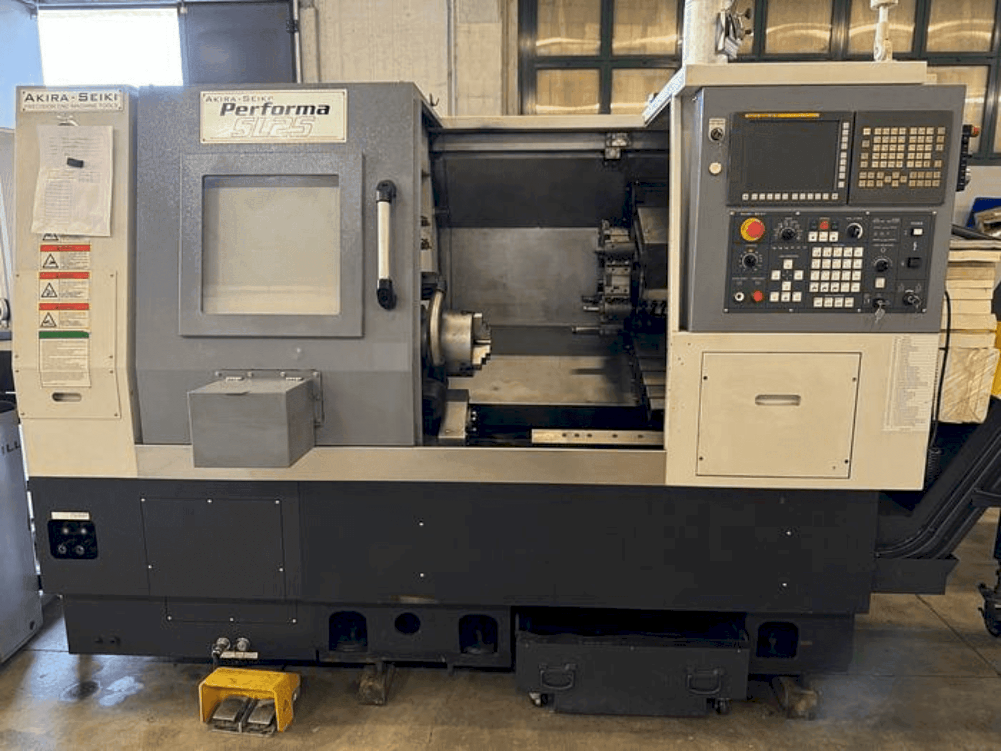 Frontansicht der Akira Seiki Performa SL25  Maschine