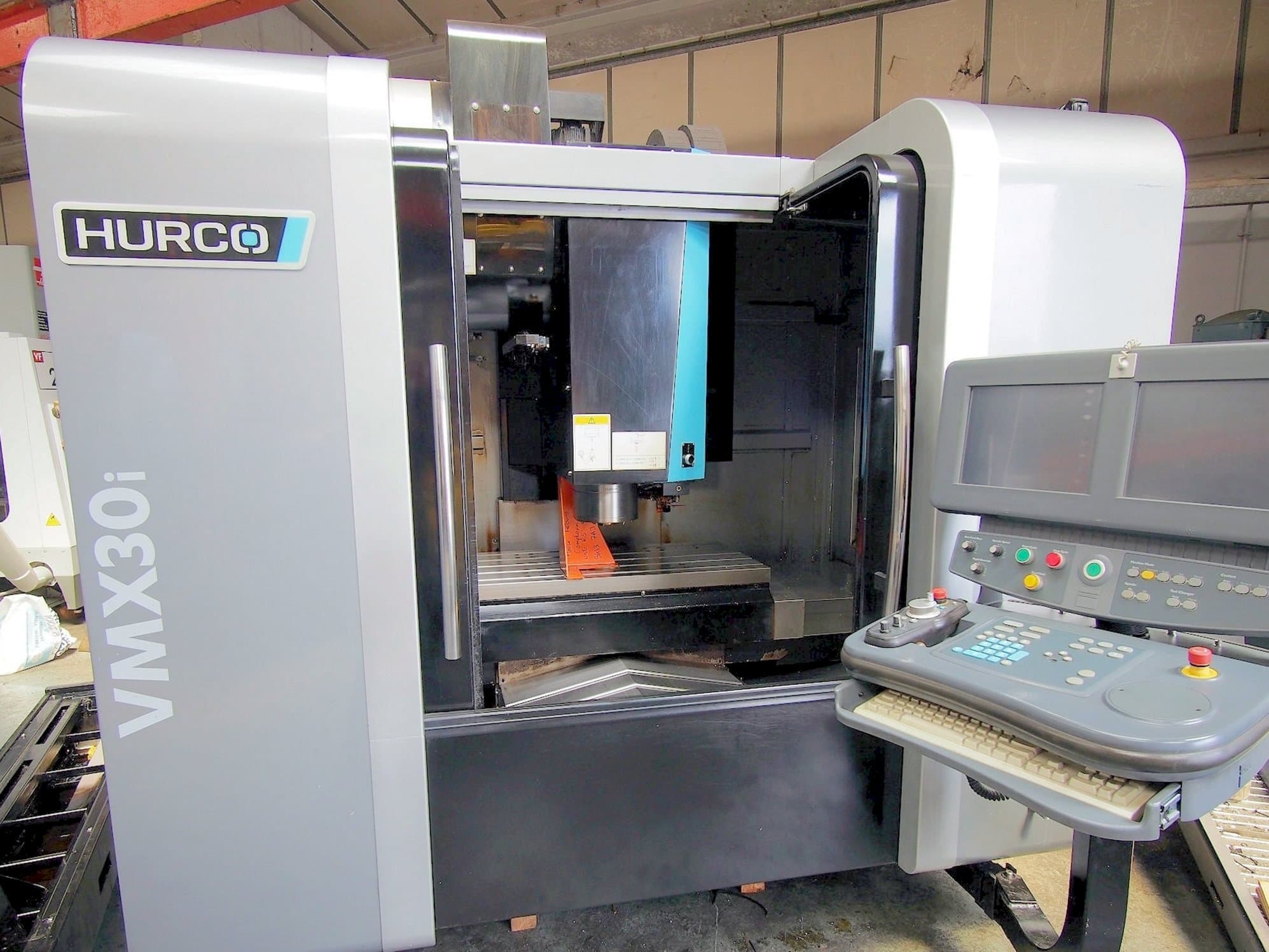 Frontansicht der Hurco VMX 30i  Maschine