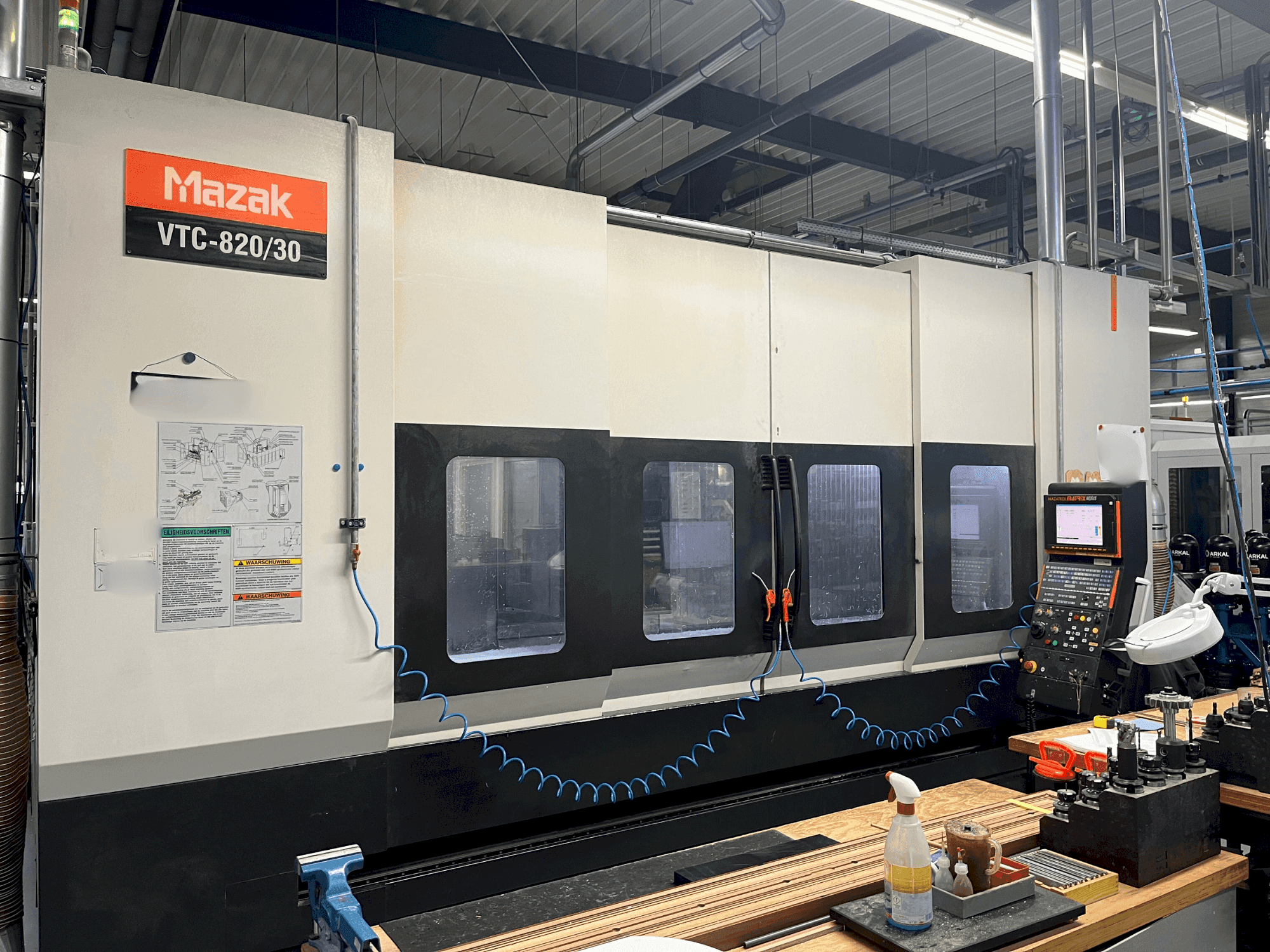 Frontansicht der Mazak VTC-820/30  Maschine