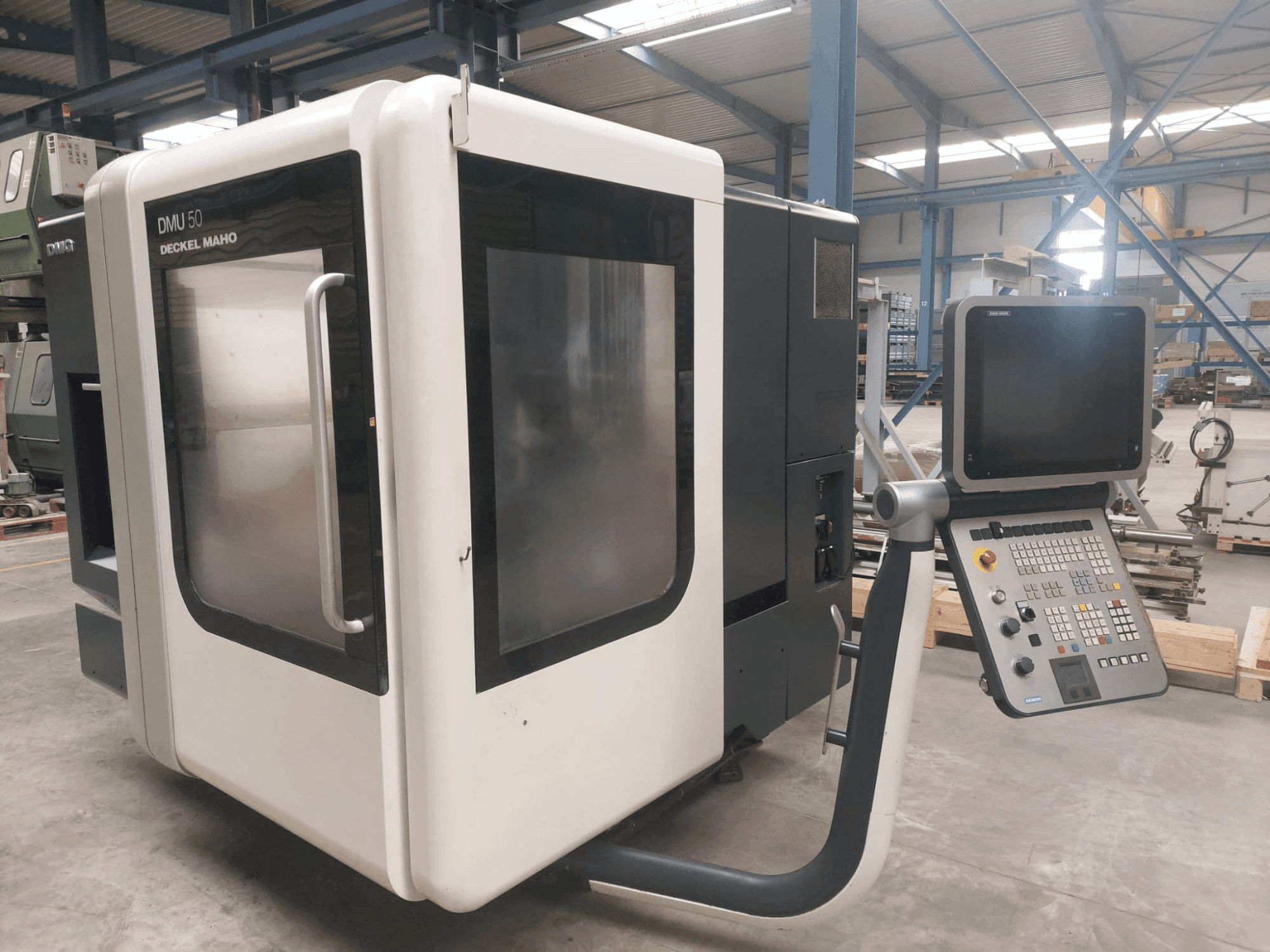 Frontansicht der DMG DECKEL MAHO DMU 50  Maschine