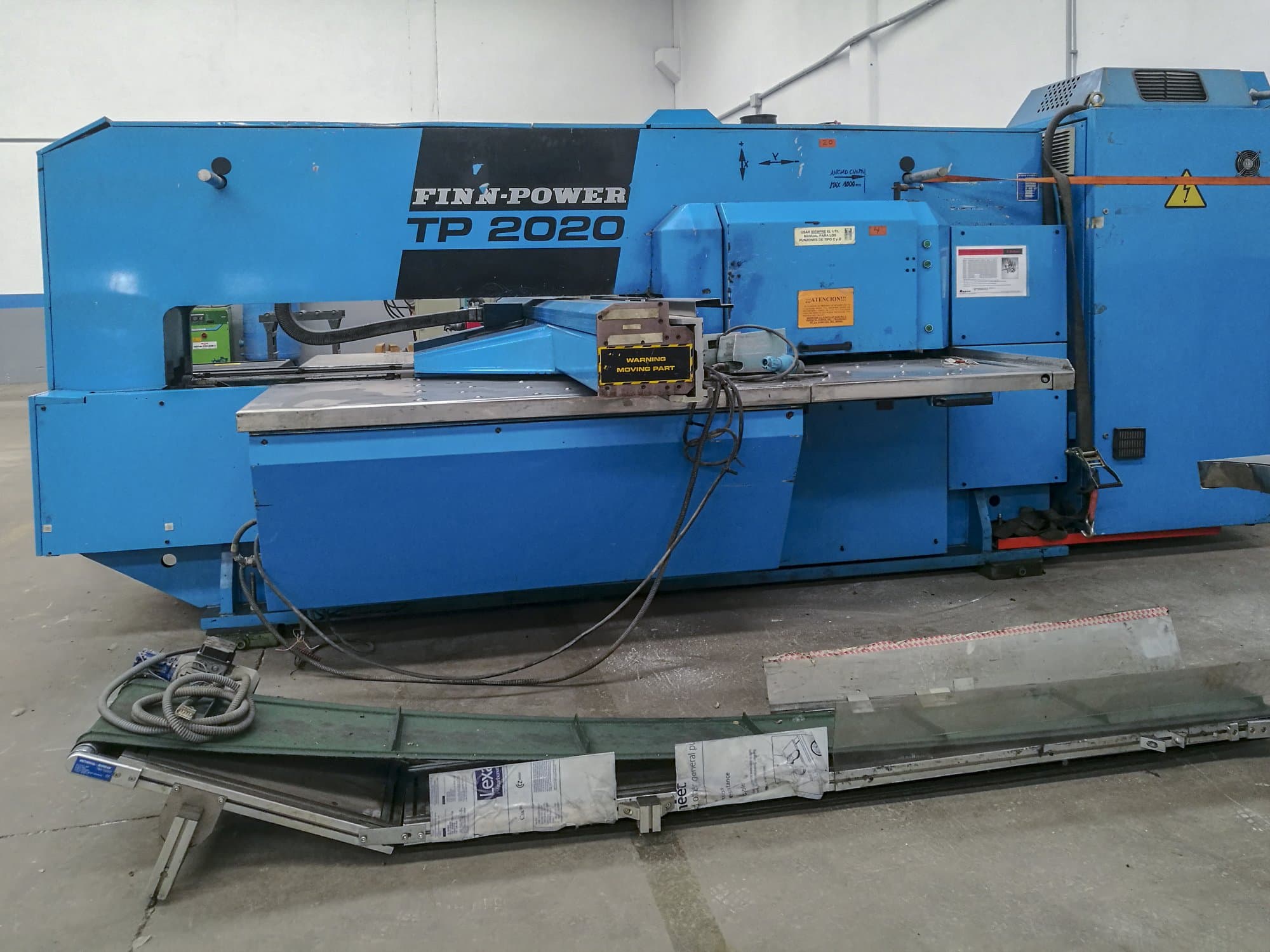 Frontansicht der Finn-Power TP 2020 Maschine