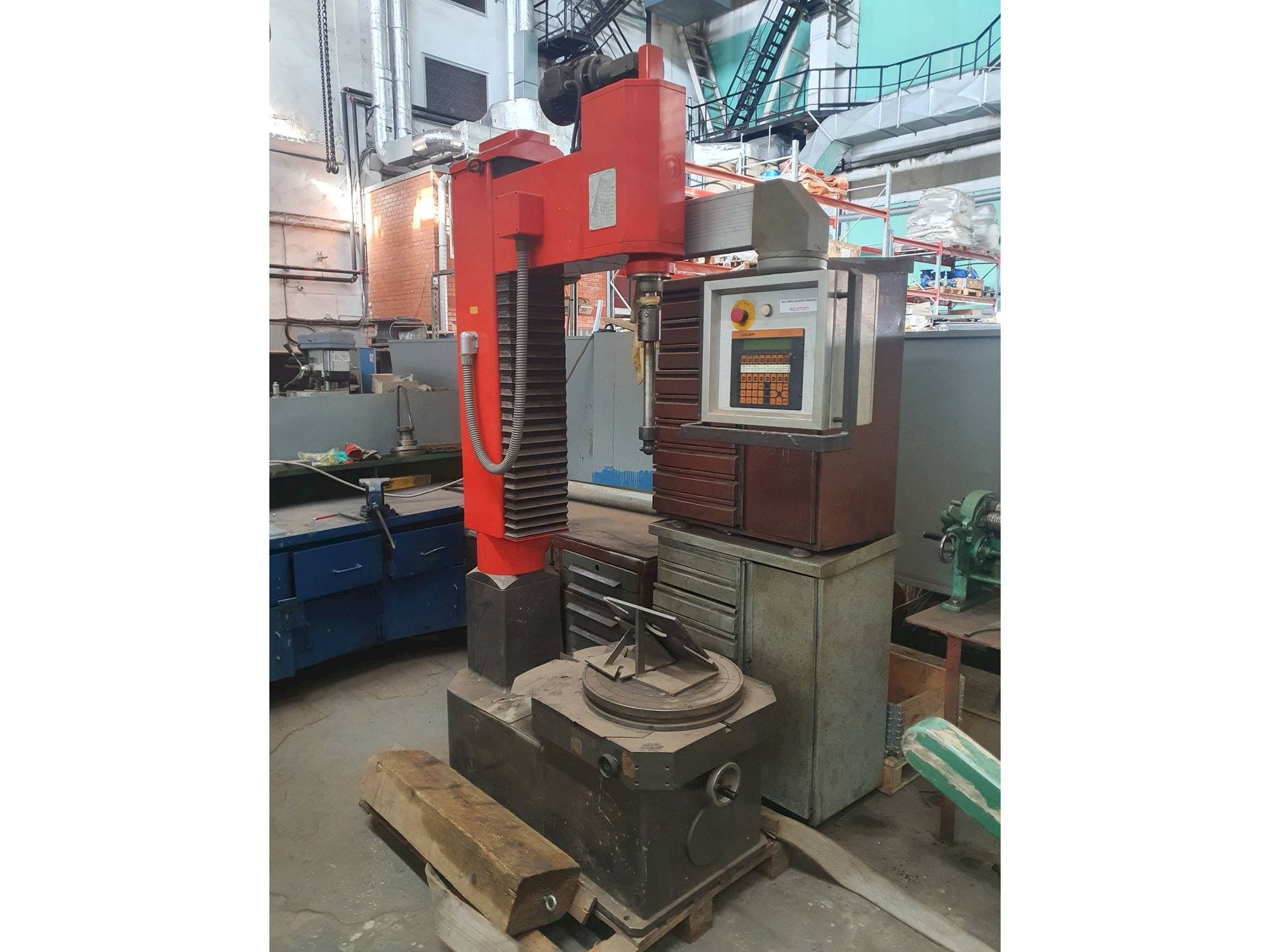 Frontansicht der TAUMELUS III N  Maschine