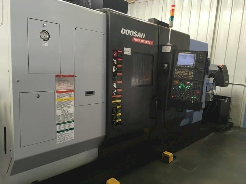 Frontansicht der Doosan Puma MX 2100 ST  Maschine