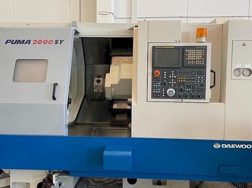 Frontansicht der Doosan Puma 2000SY  Maschine