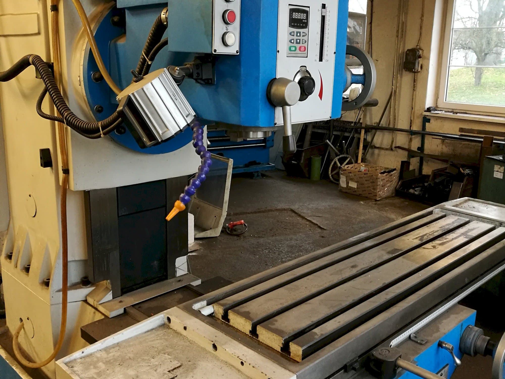 Frontansicht der KNUTH KB 1400  Maschine