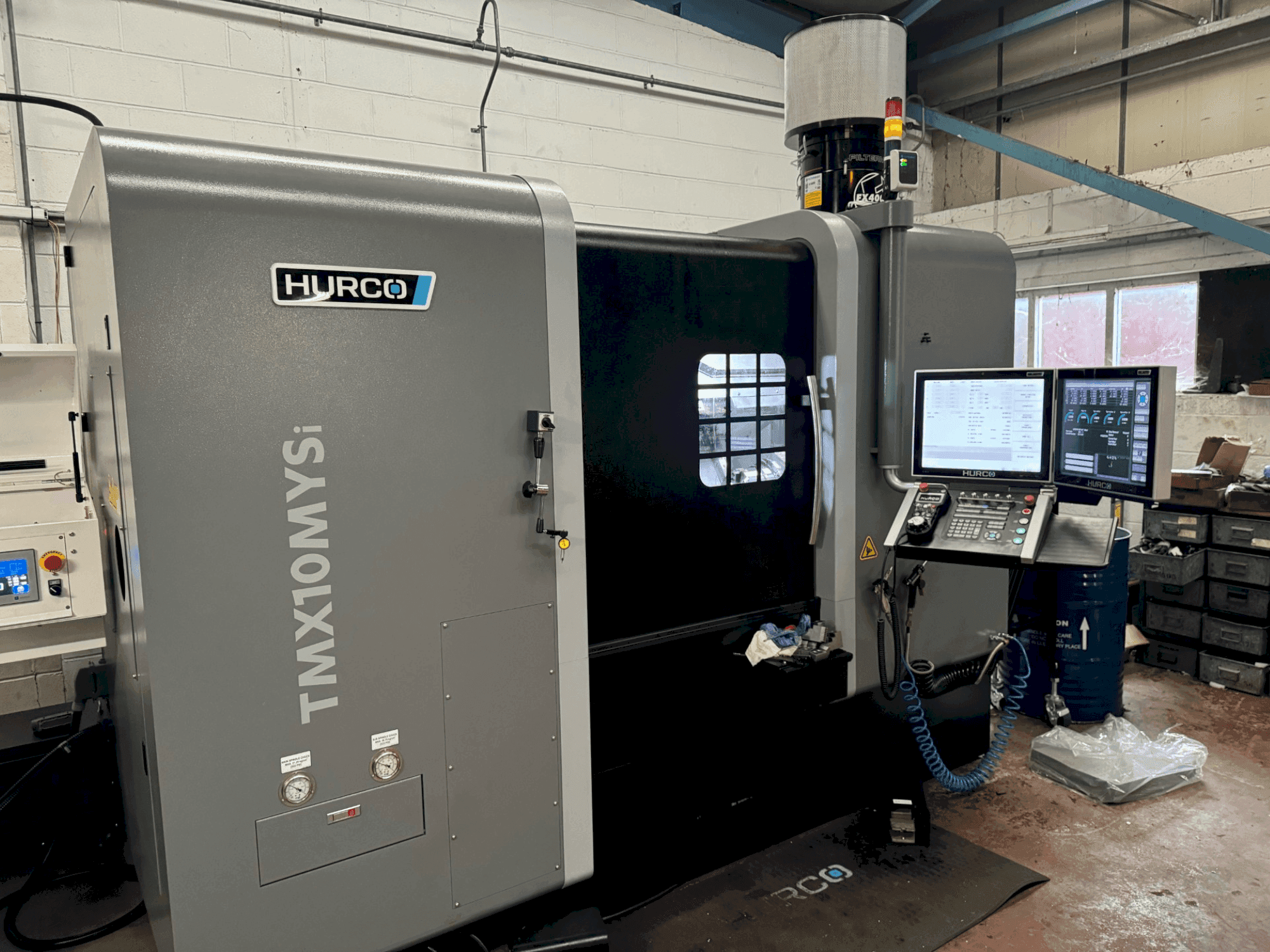 Frontansicht der Hurco TMX10-MYSi  Maschine