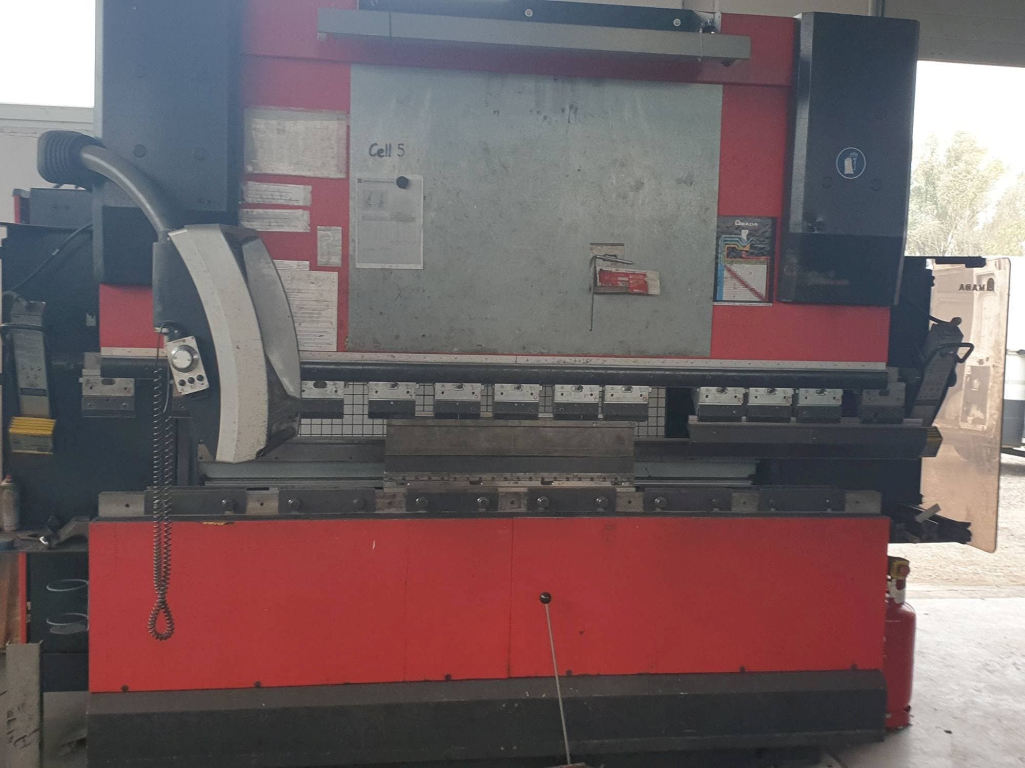 Frontansicht der AMADA HFE 8025/7  Maschine