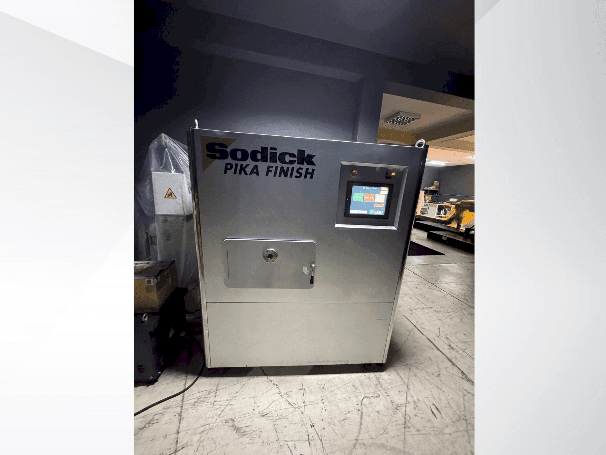 Frontansicht der Sodick Picka PF-32A  Maschine
