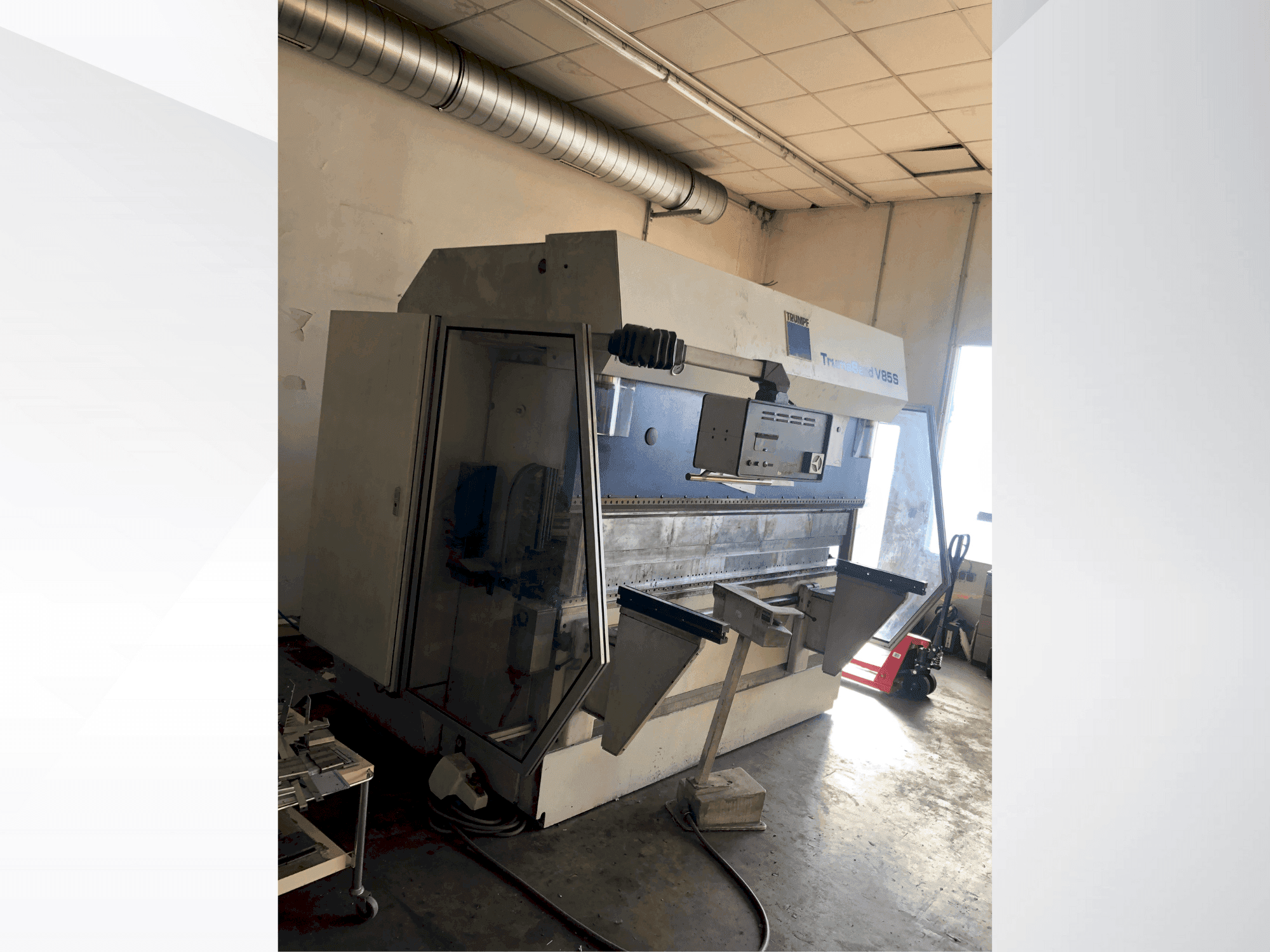 Frontansicht der TRUMPF TrumaBend V85S  Maschine