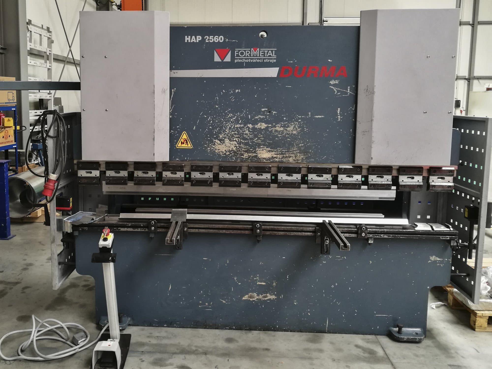 Frontansicht der Durma HAP 2560 Maschine