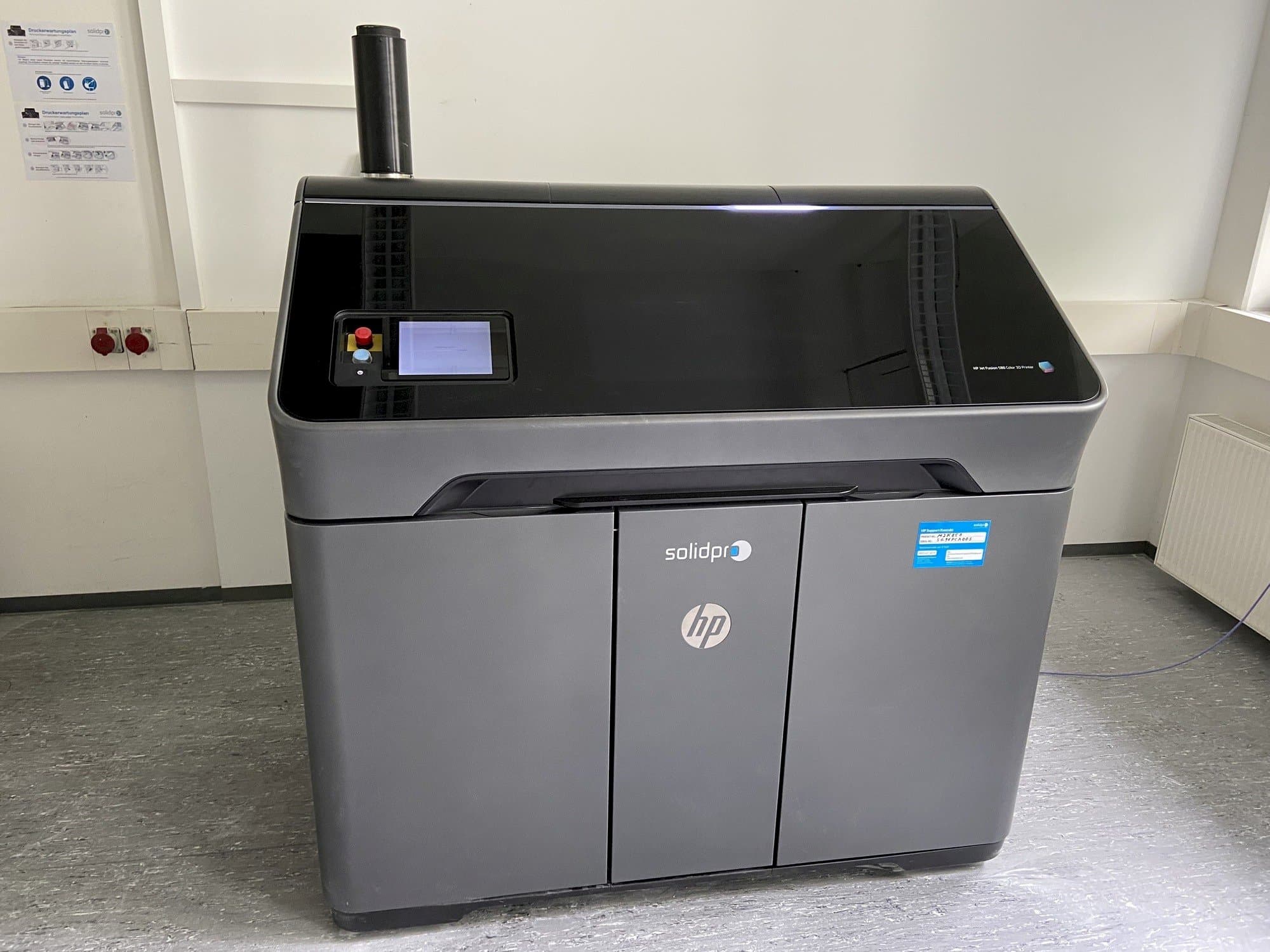 Frontansicht der HP Jet Fusion 580 Color 3D printer  Maschine