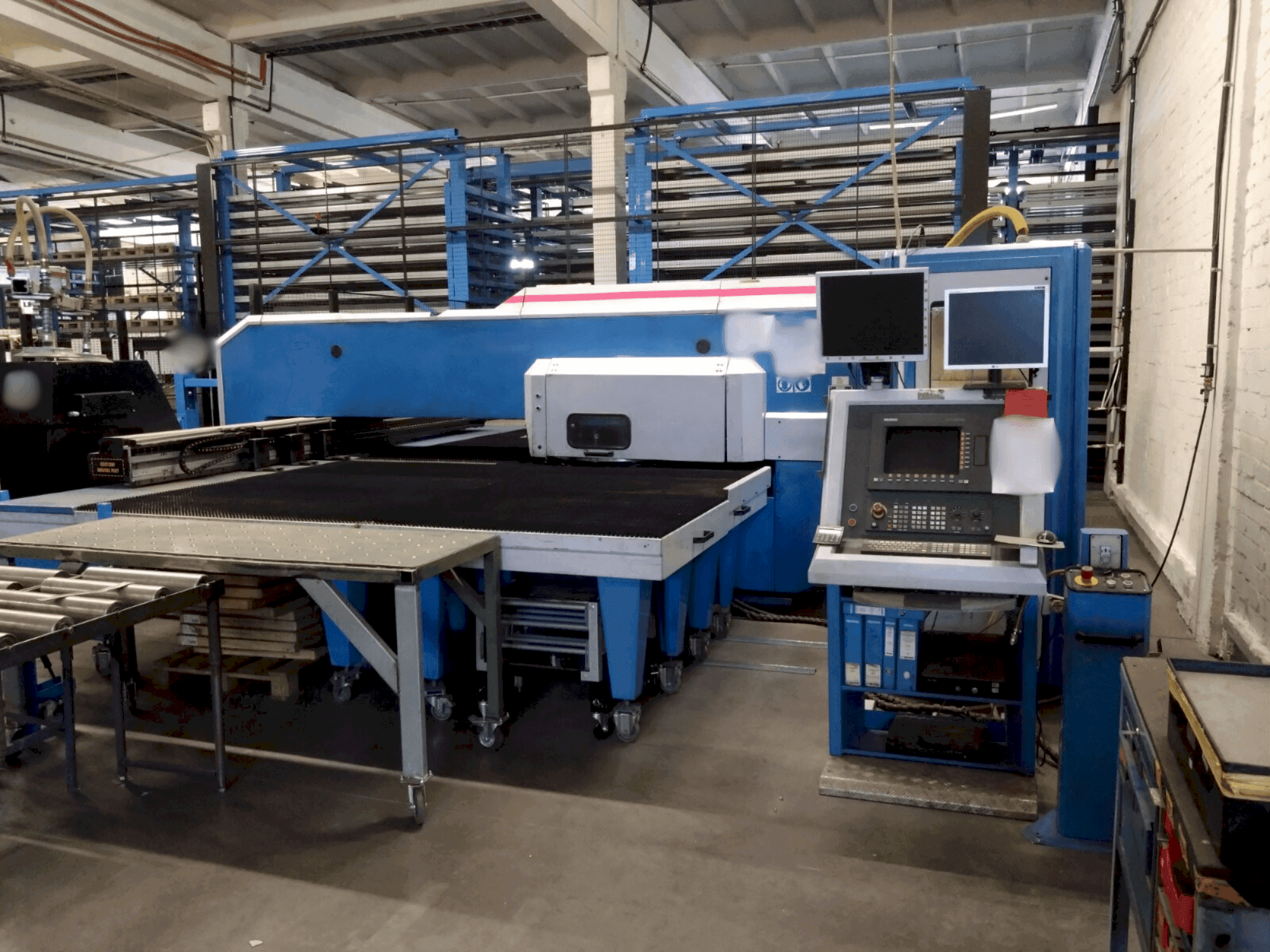 Frontansicht der Finn-Power F6-25 5B  Maschine