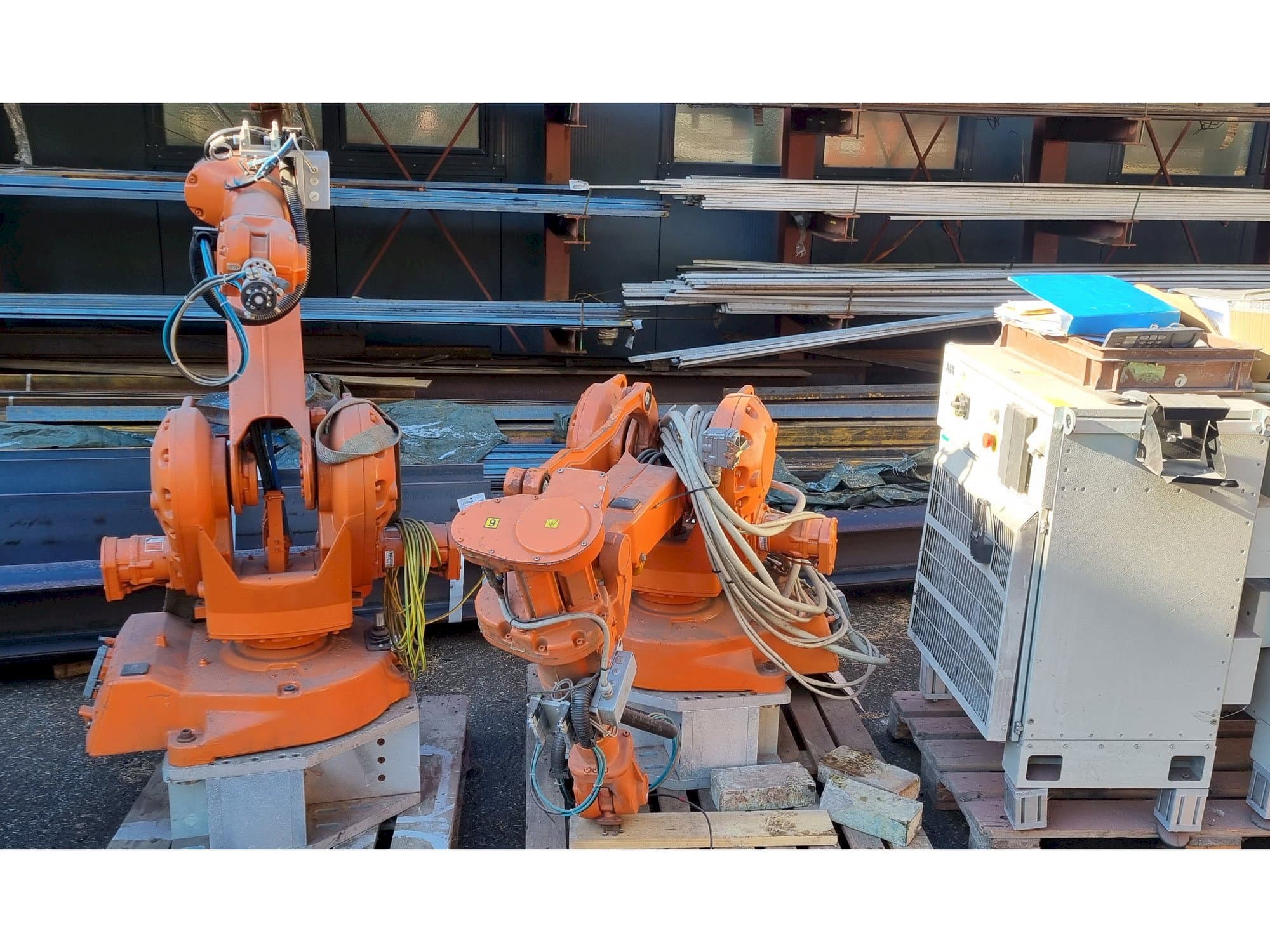 Frontansicht der ABB IRB2400 M2000  Maschine