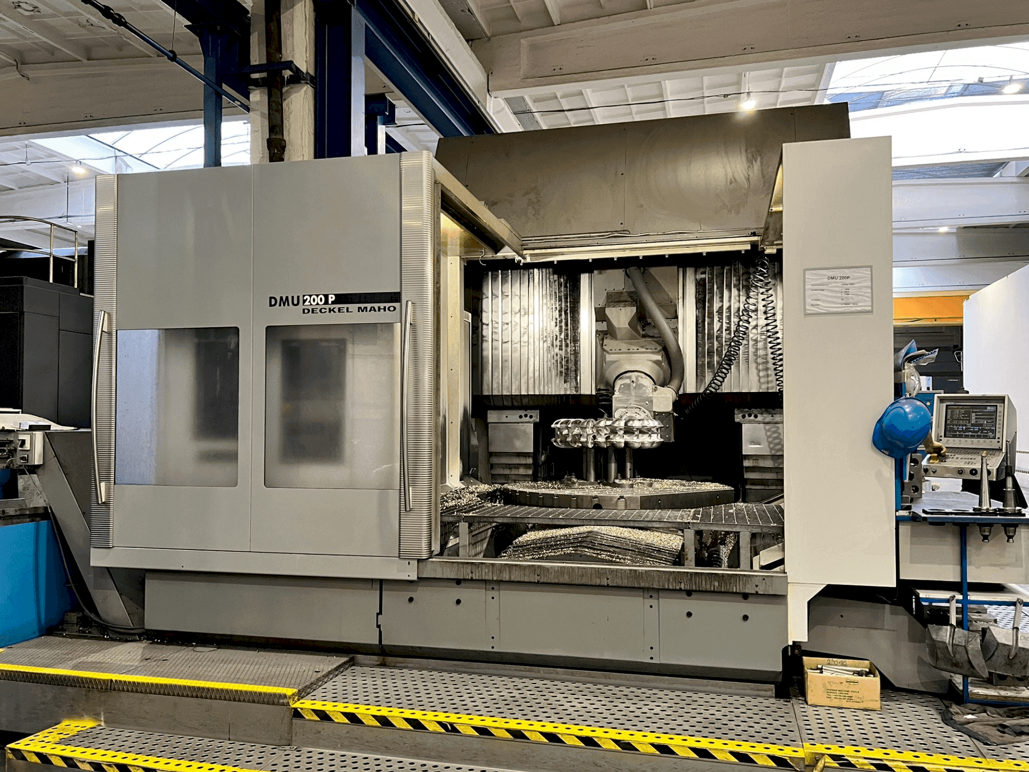 Frontansicht der DECKEL MAHO DMU 200P Maschine