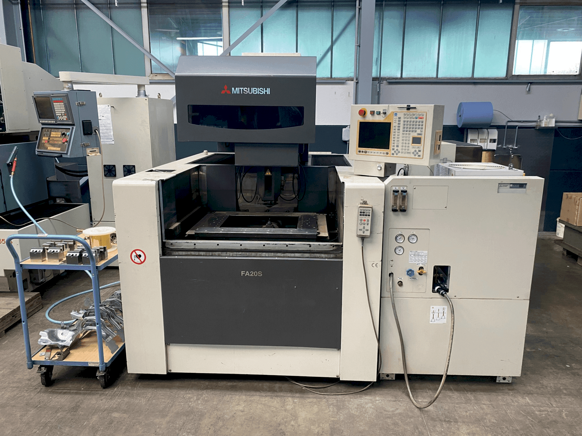 Frontansicht der Mitsubishi FA 20 SM  Maschine