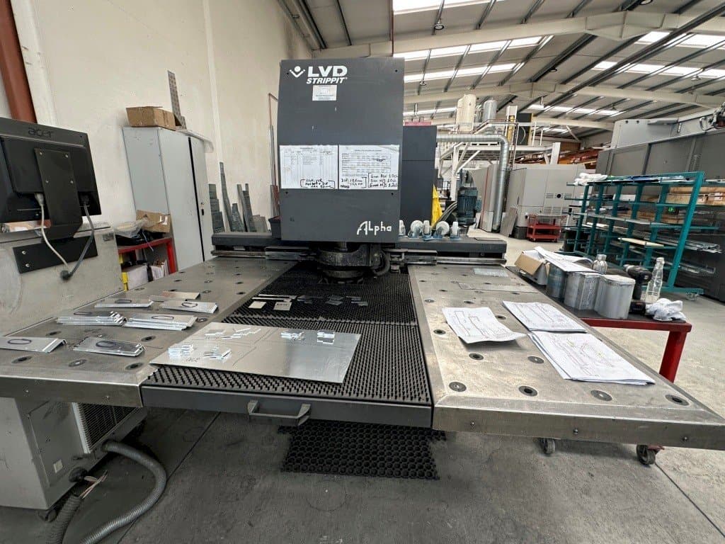 Frontansicht der LVD Alpha 1212TK  Maschine