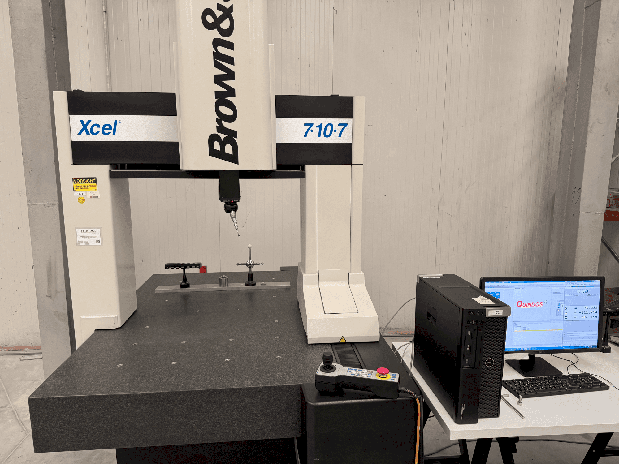 Frontansicht der BROWN & SHARPE XCEL 7107  Maschine