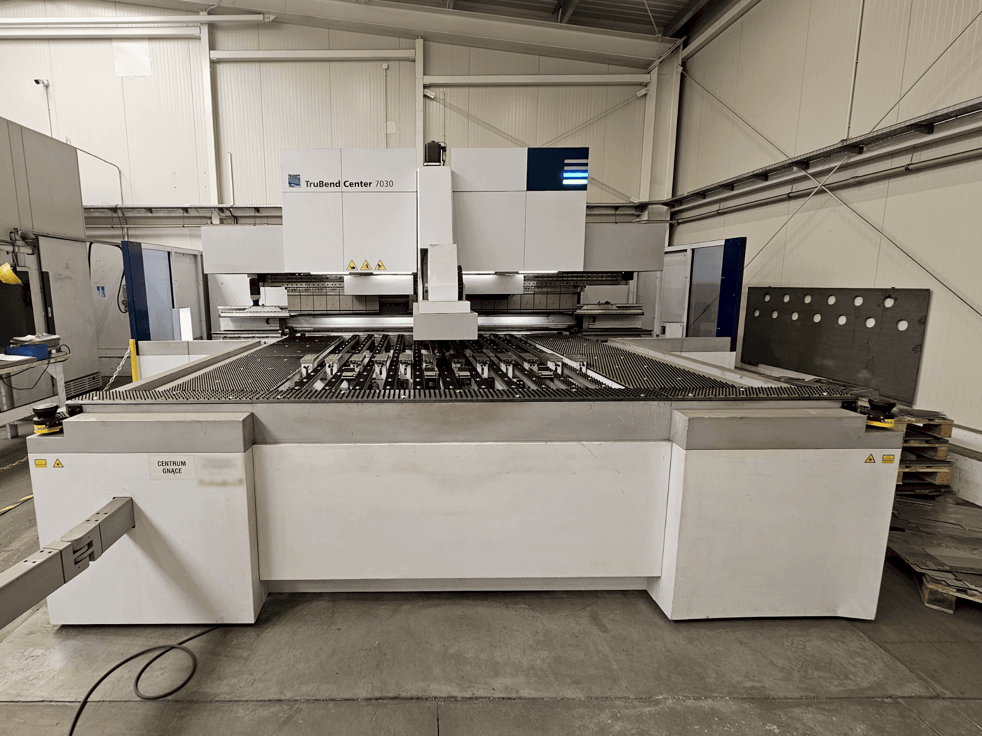Frontansicht der TRUMPF TruBend Center 7030  Maschine