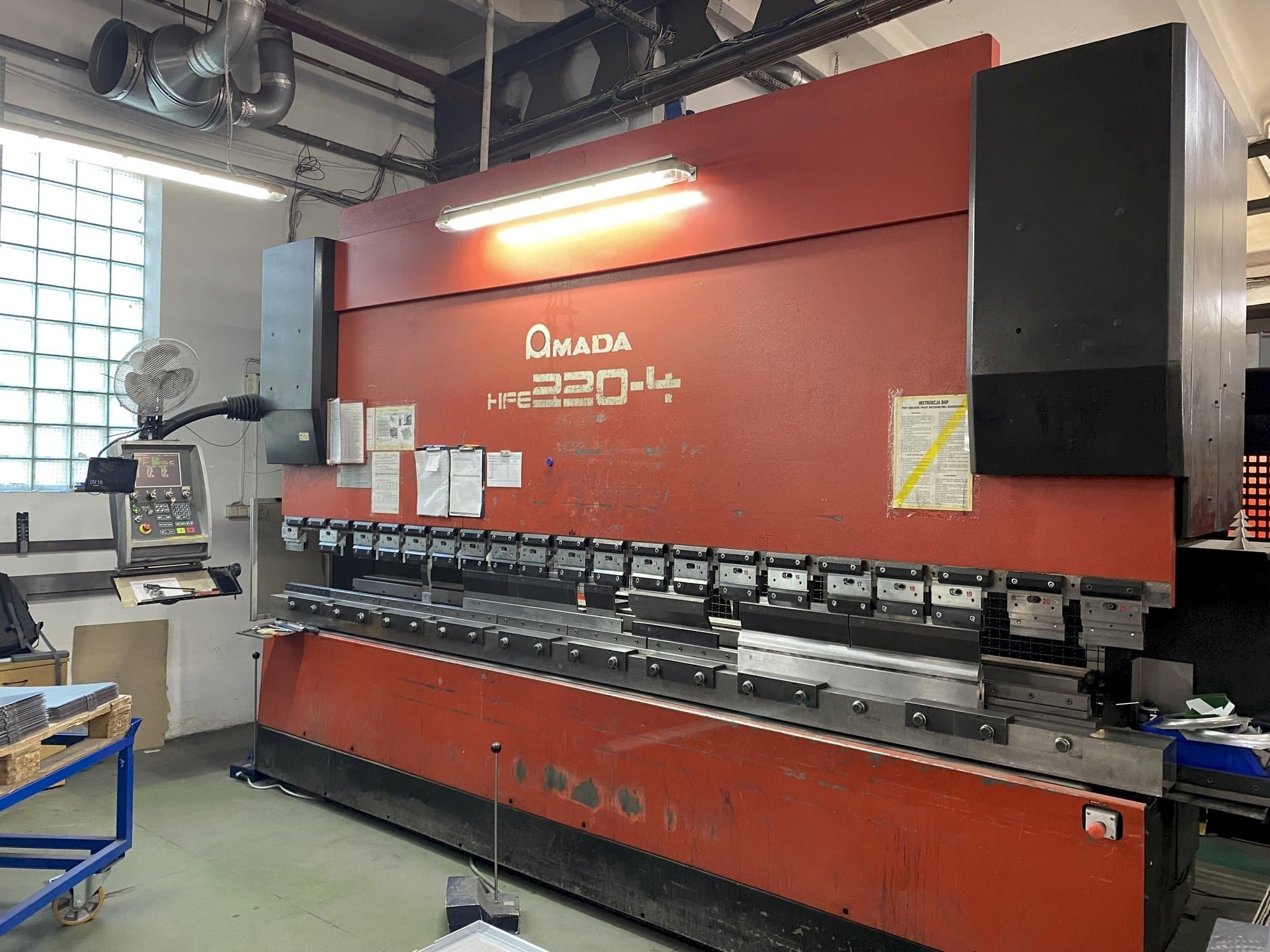 Frontansicht der AMADA HFE 220-4  Maschine