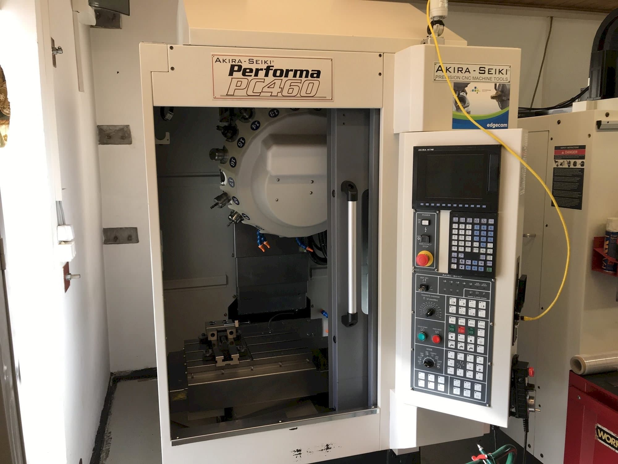 Frontansicht der Akira Seiki PC 460  Maschine