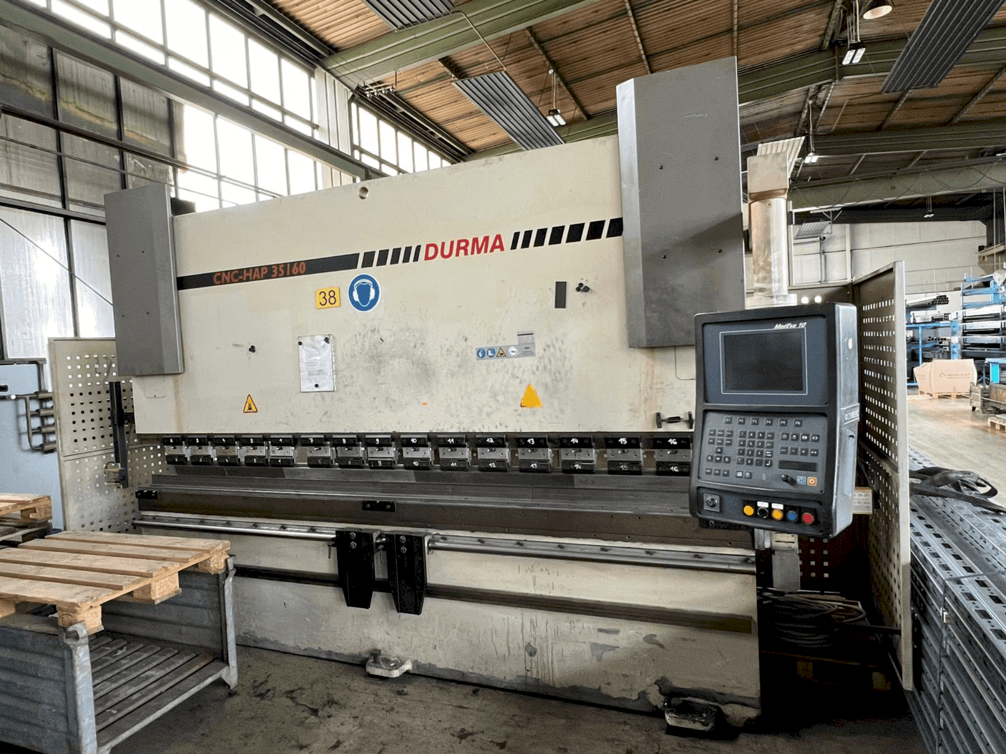 Frontansicht der Durma CNC HAP 35160  Maschine