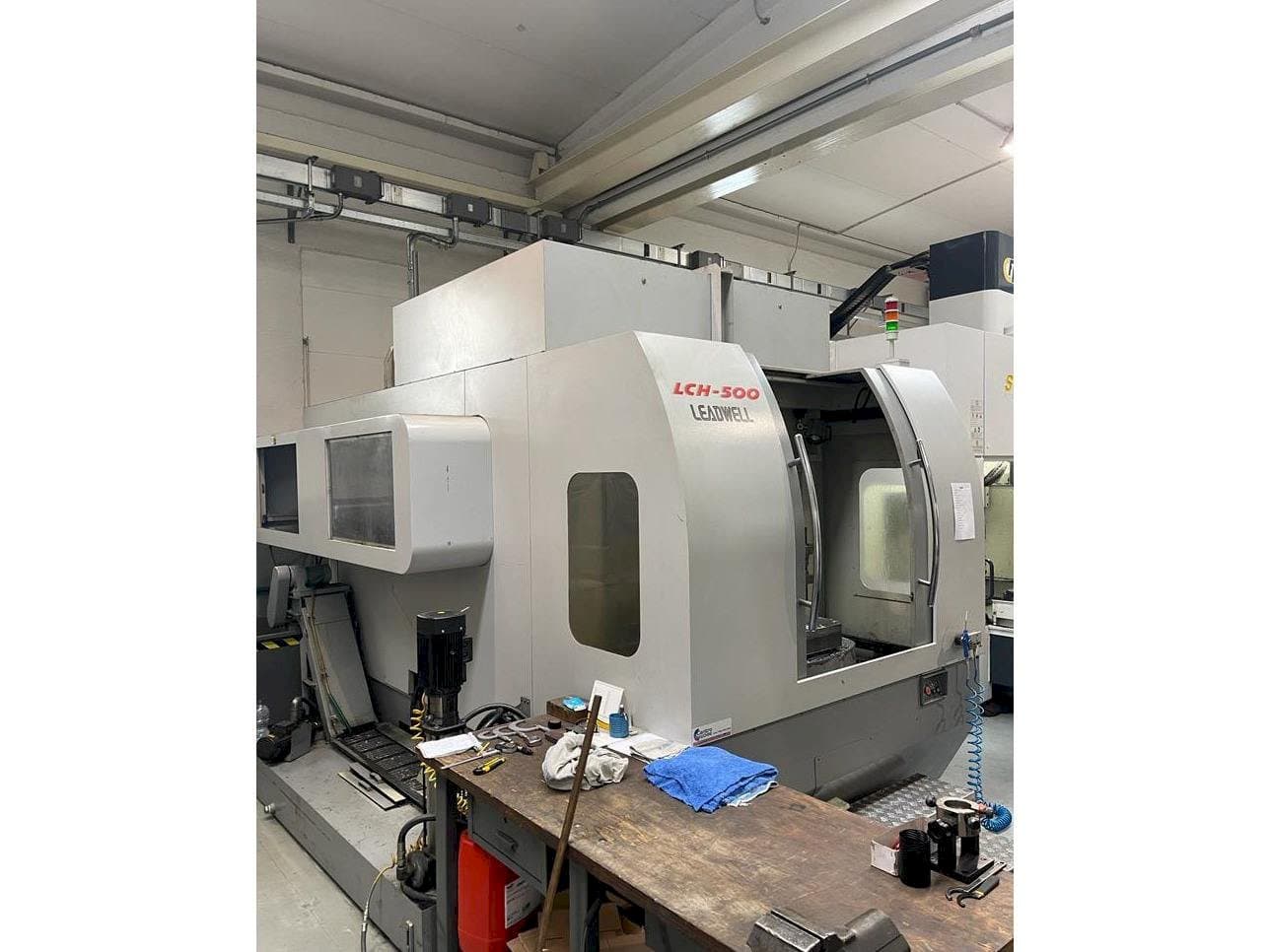 Linke Seitenansicht der Leadwell LCH-500  Maschine