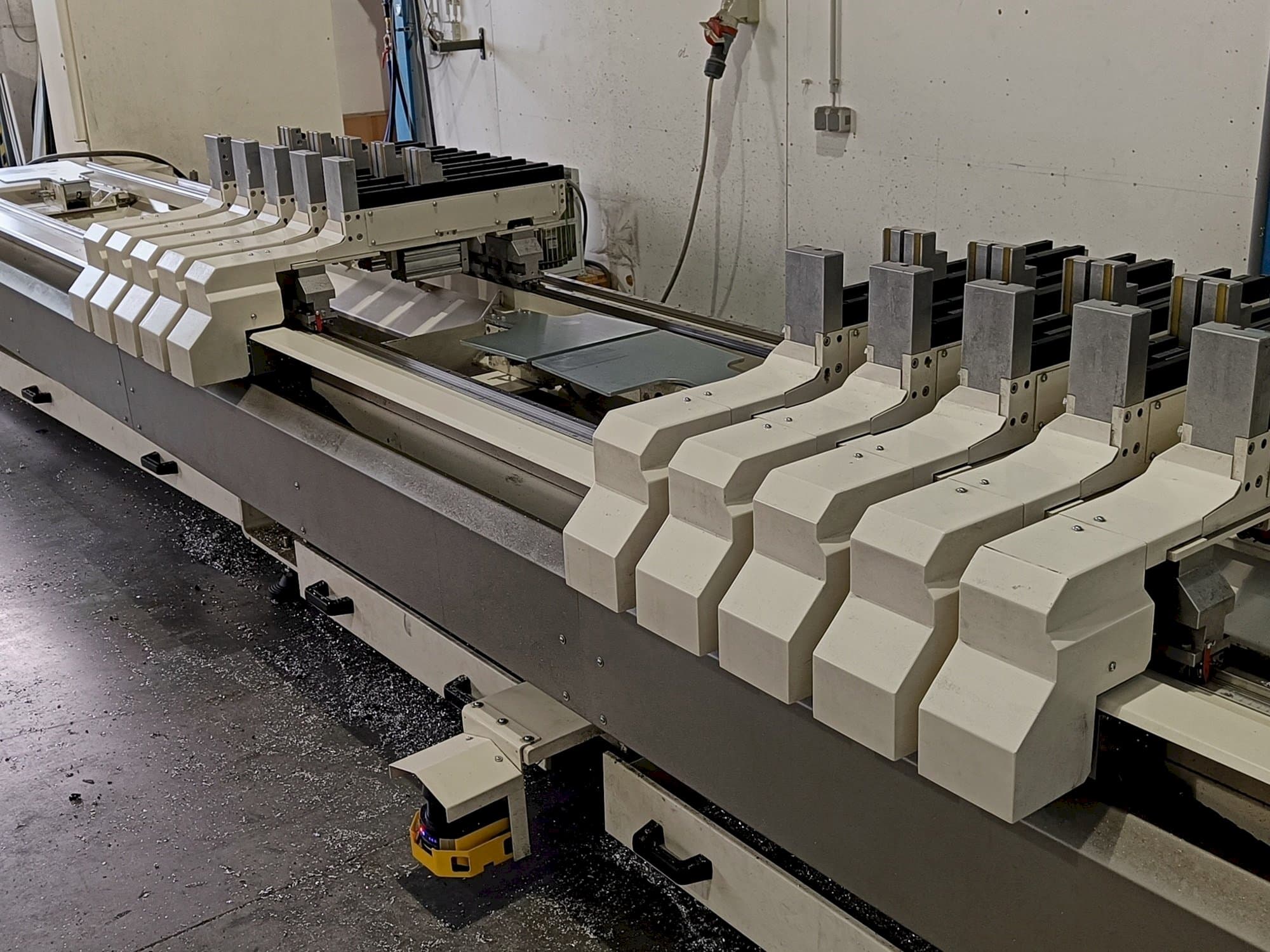 Frontansicht der MECAL MC 304 Ariel 5 MDT  Maschine