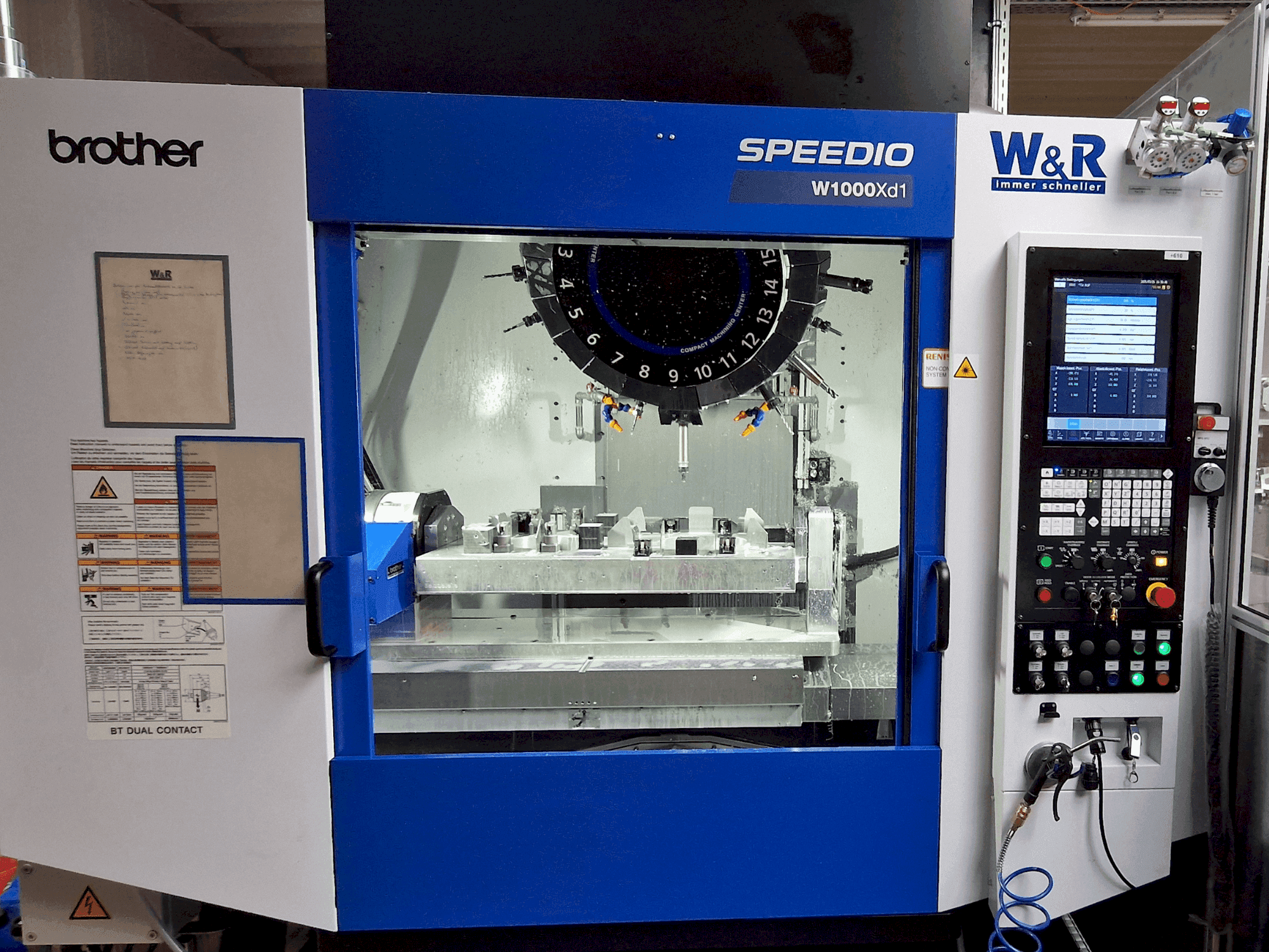 Frontansicht der Brother Speedio W1000Xd1  Maschine