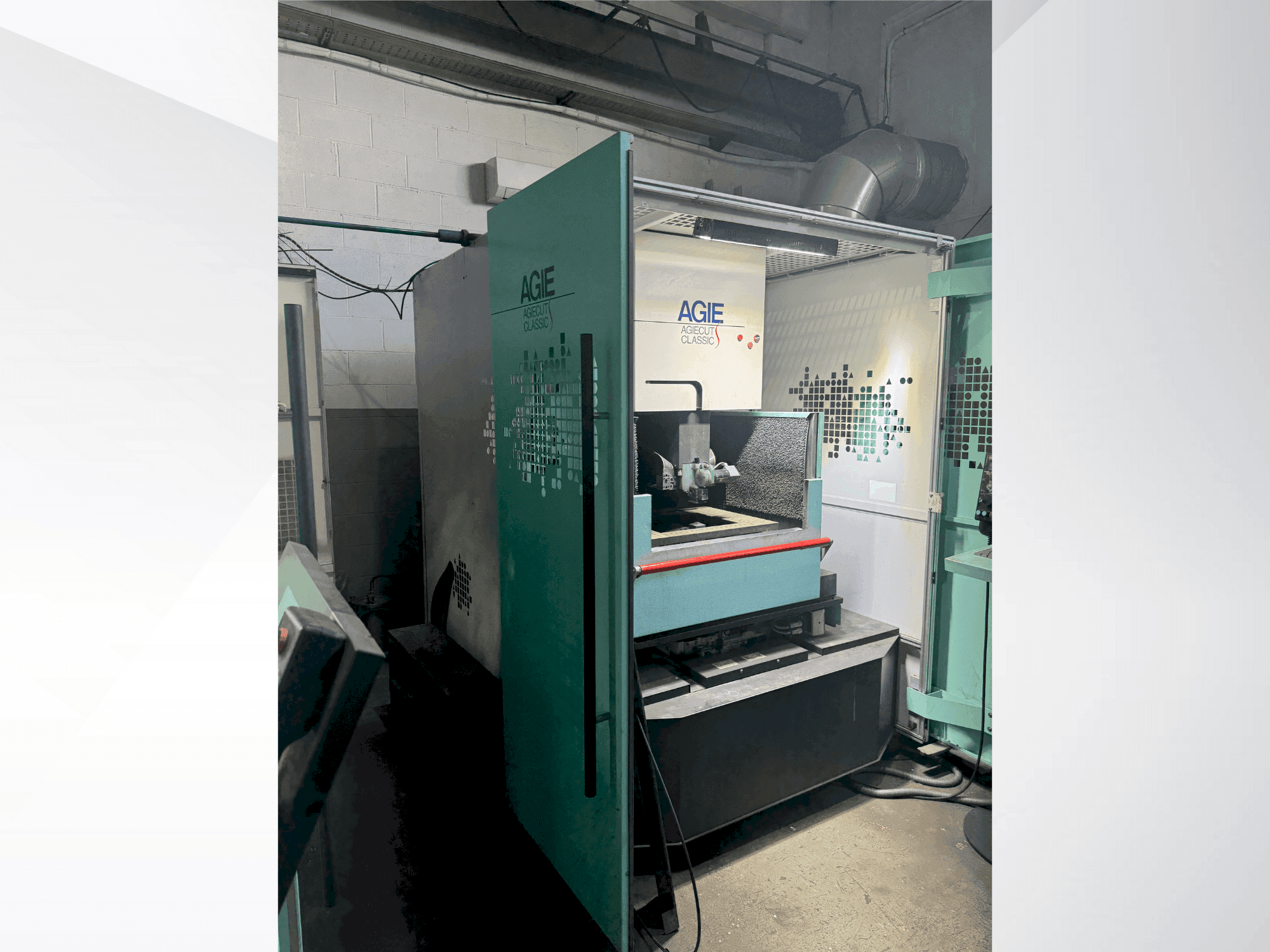 Frontansicht der AGIE Agiecut Classic S  Maschine