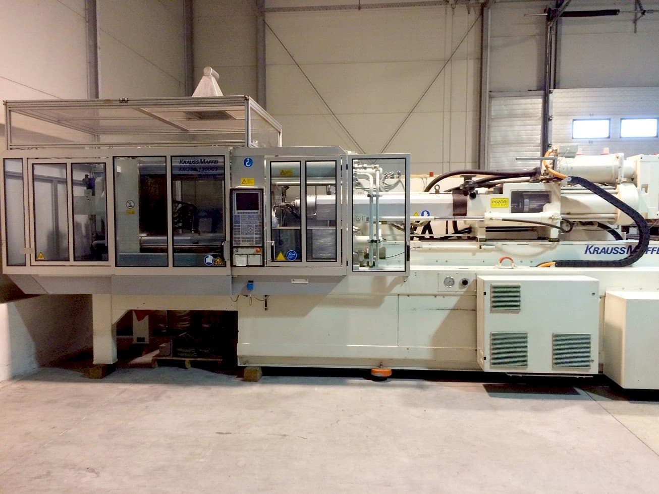 Frontansicht der Krauss Maffei KM 280-1900 C3  Maschine