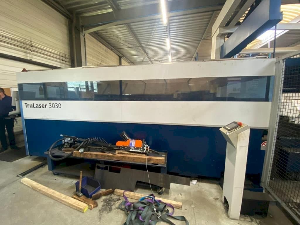 Frontansicht der Trumpf Trulaser 3030 L20  Maschine