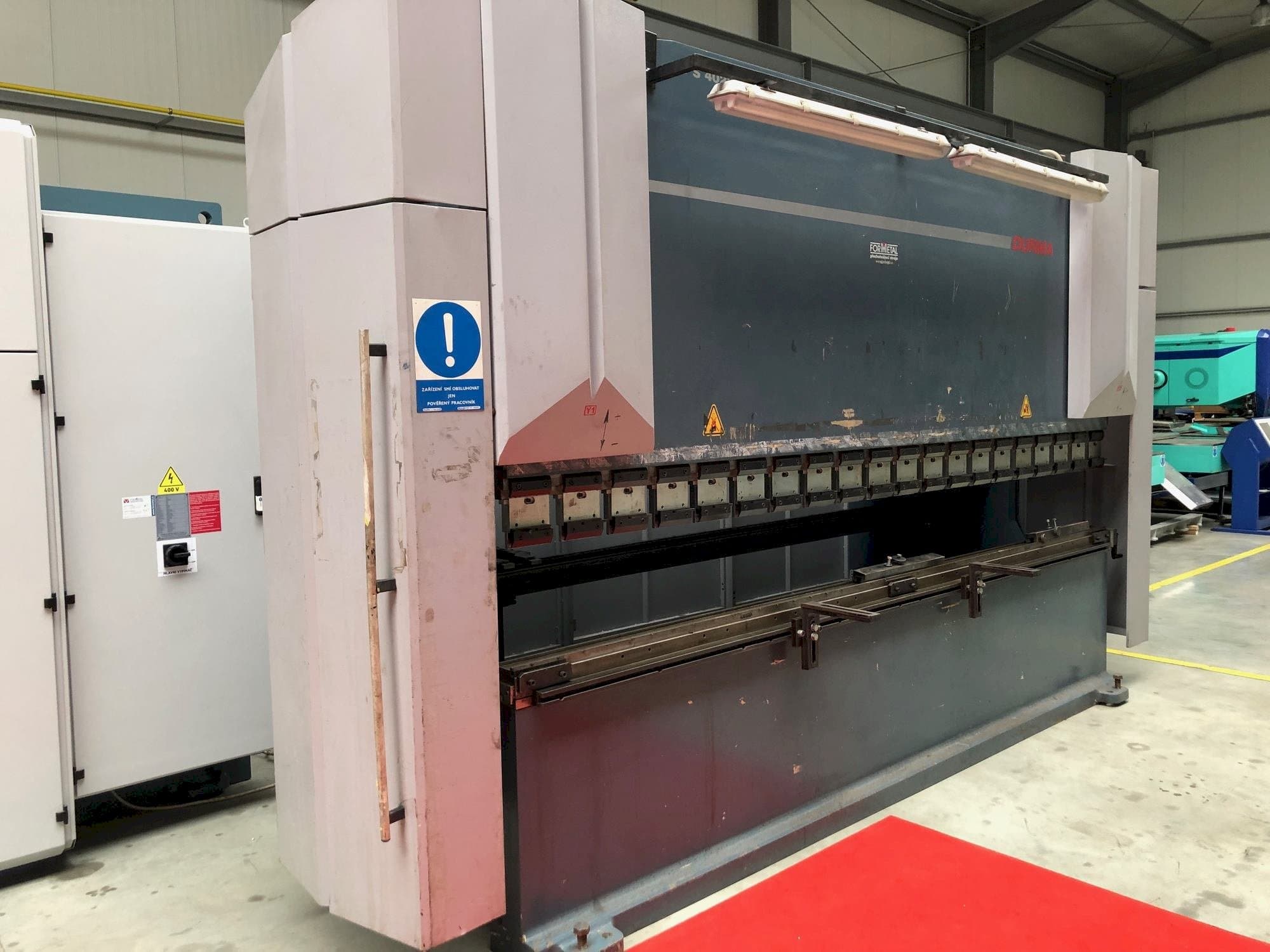 Linke Ansicht der Durma AD-S 40220  Maschine
